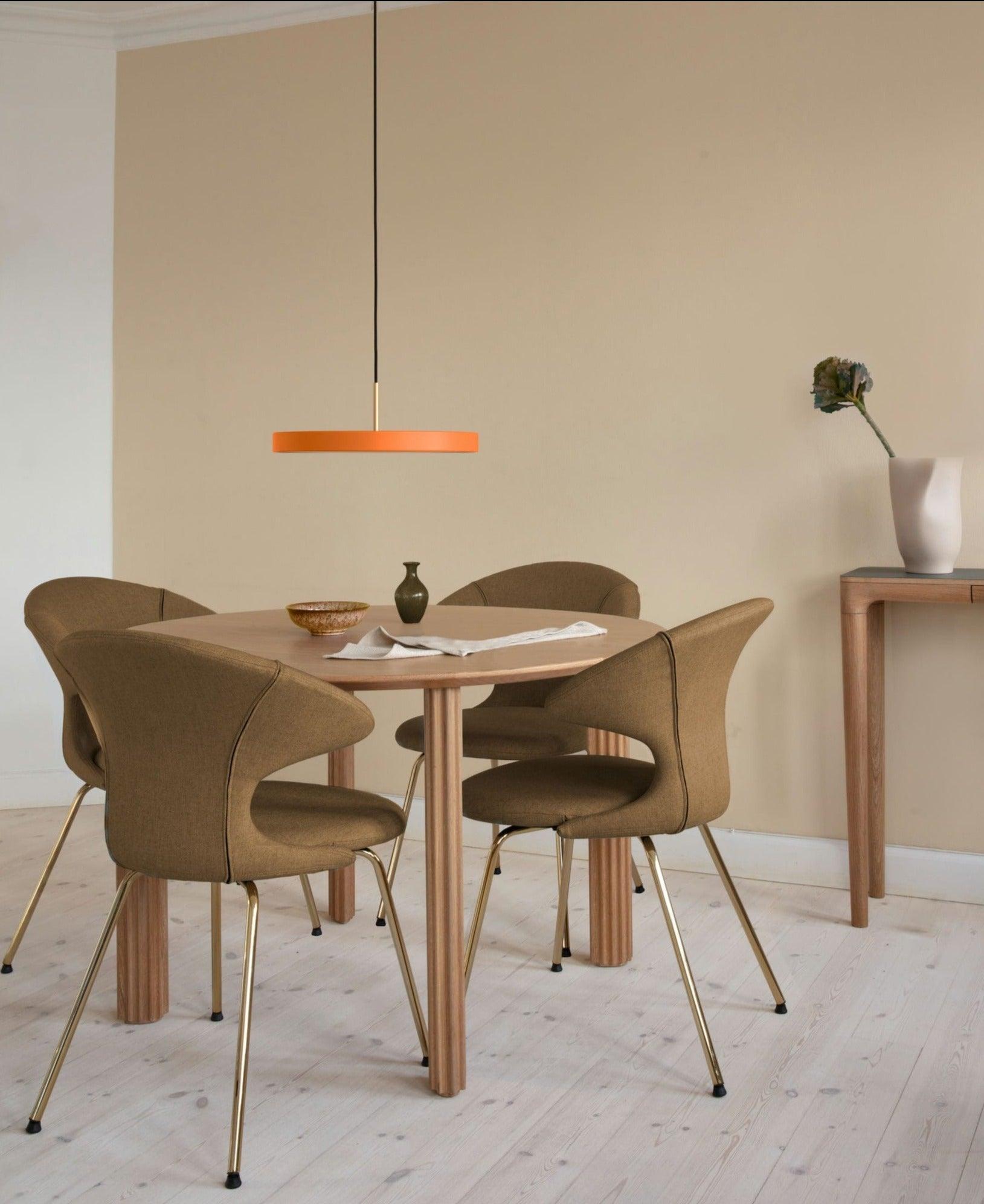 Krzesło TIME FLIES karmelowy ze złotą podstawą UMAGE Eye on Design