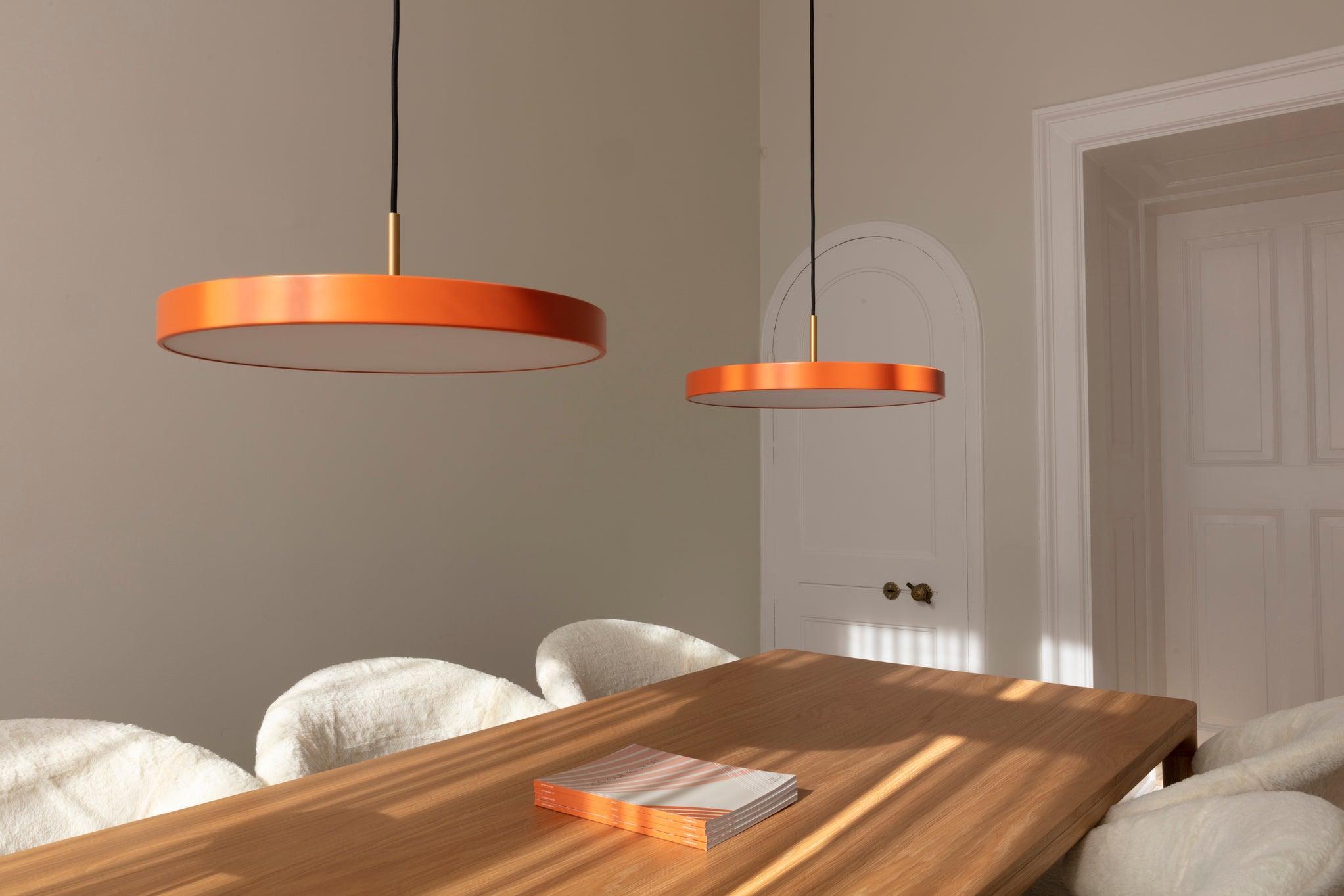 Krzesło TIME FLIES kremowy plusz z czarną podstawą UMAGE Eye on Design