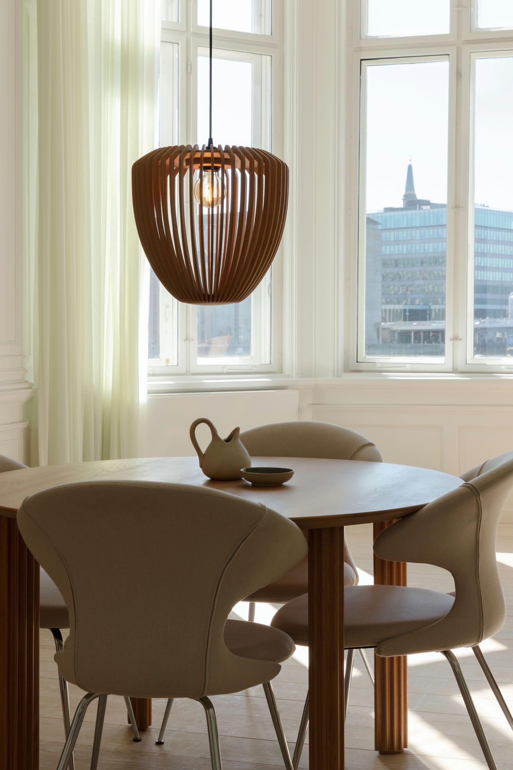 Krzesło TIME FLIES pudrowy róż ze srebrną podstawą UMAGE Eye on Design