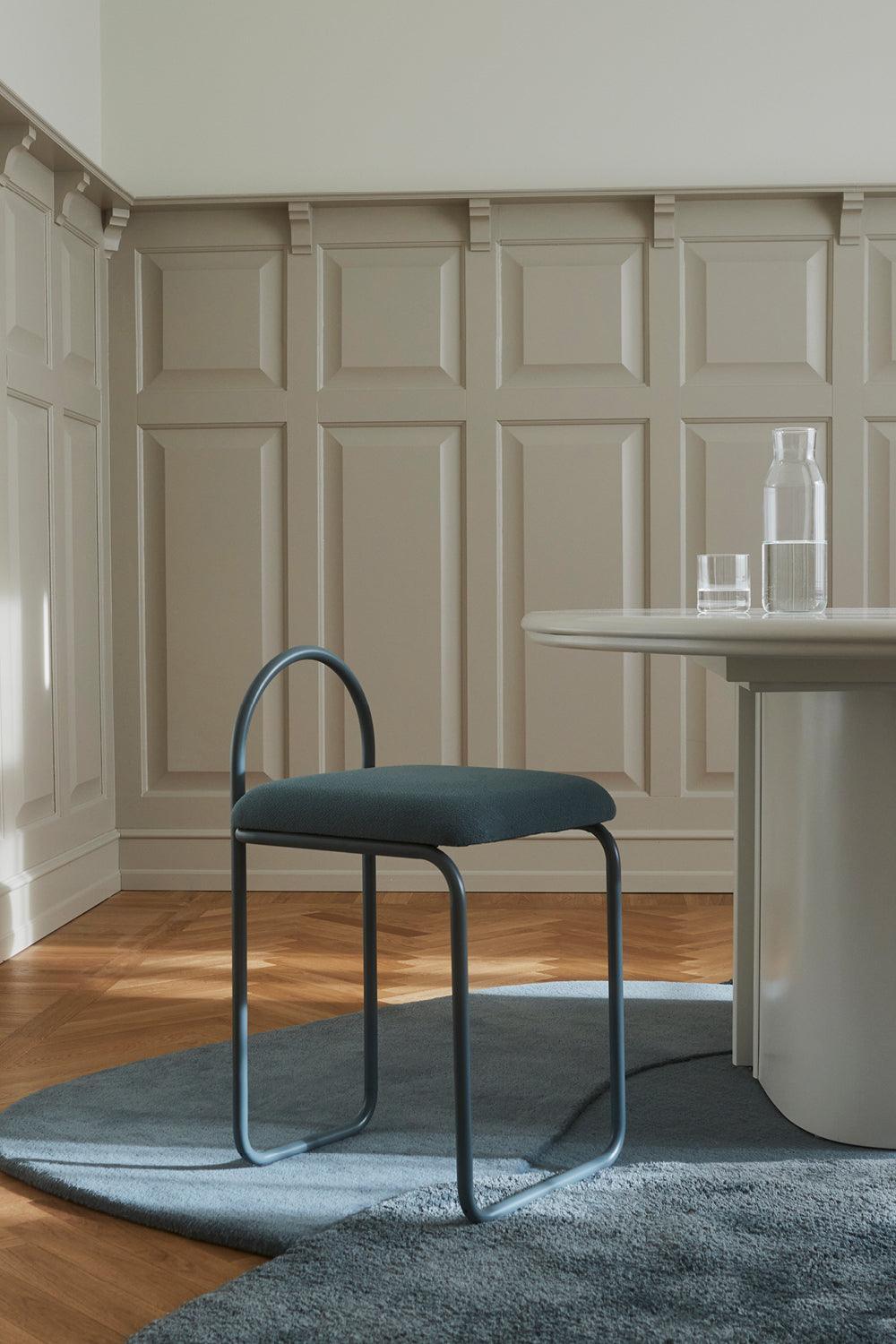 Krzesło z tkaniną boucle ANGUI niebieski AYTM Eye on Design