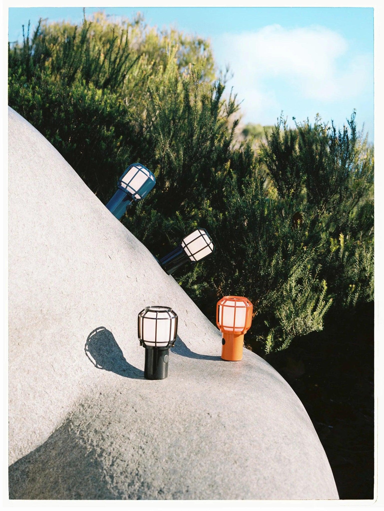 Lampa akumulatorowa CHISPA niebieski Marset Eye on Design