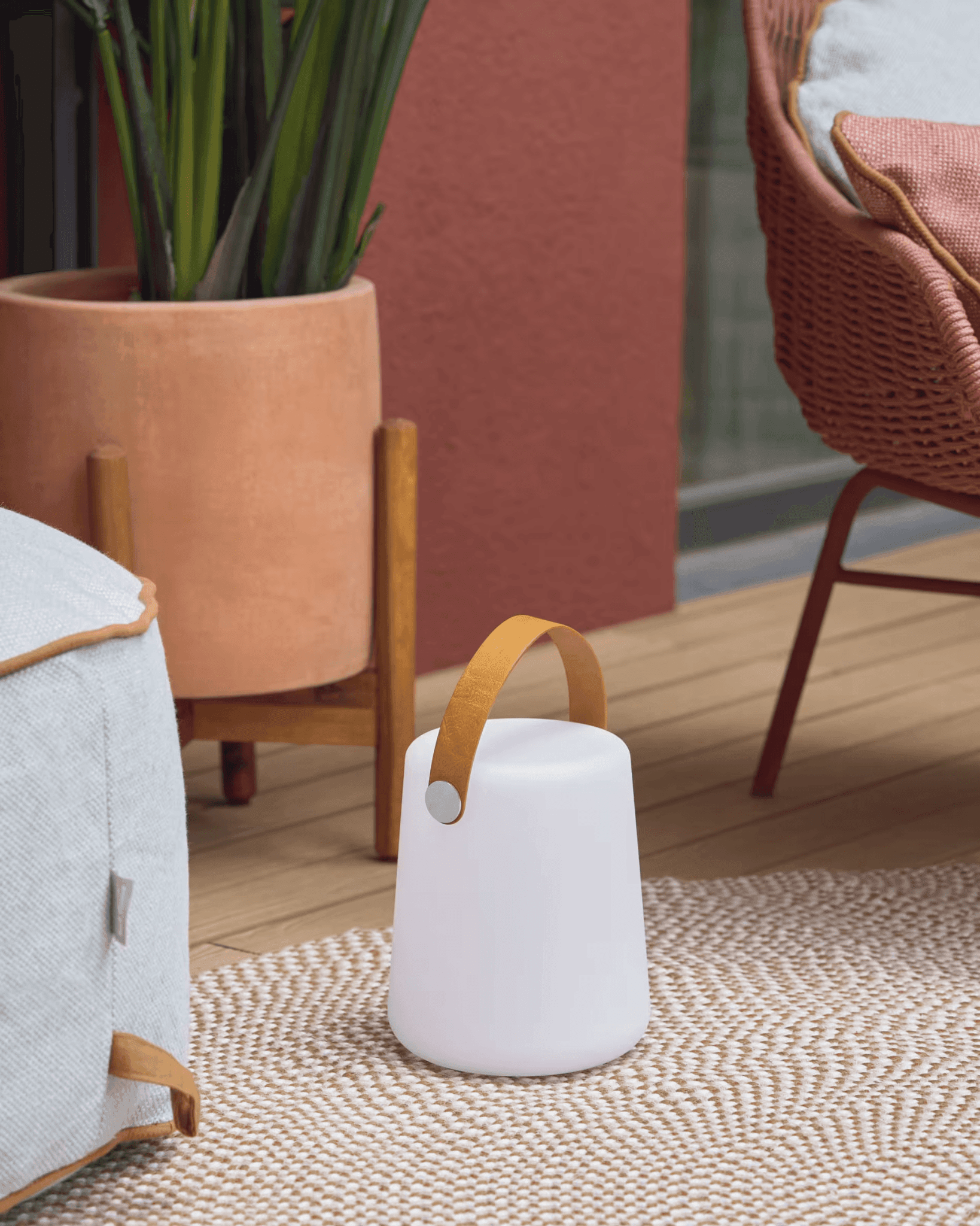 Lampa akumulatorowa DIALMA biały z brązowym uchwytem La Forma Eye on Design