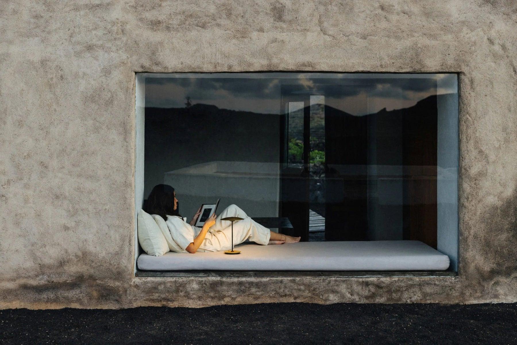 Lampa akumulatorowa GINGER mosiężny z białym wykończeniem Marset Eye on Design