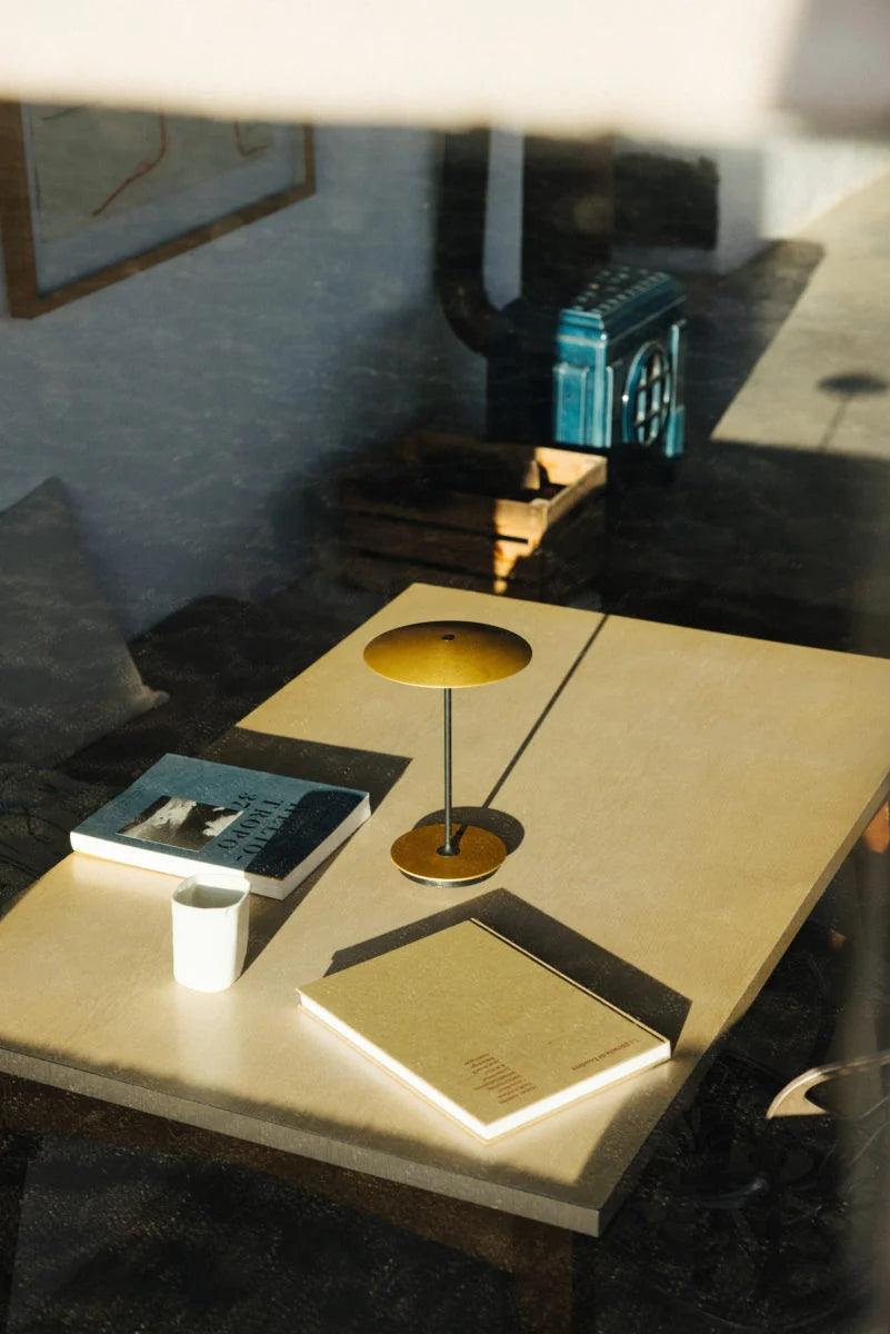 Lampa akumulatorowa GINGER mosiężny z białym wykończeniem Marset Eye on Design