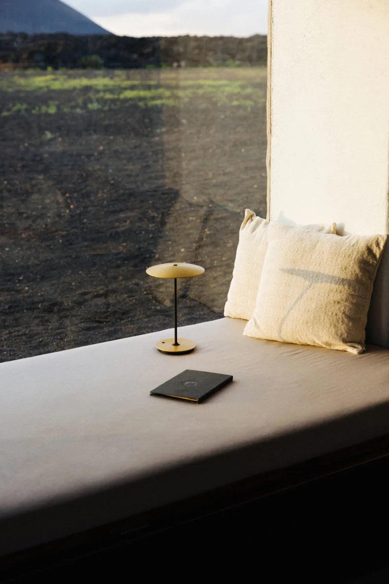 Lampa akumulatorowa GINGER mosiężny z białym wykończeniem Marset Eye on Design