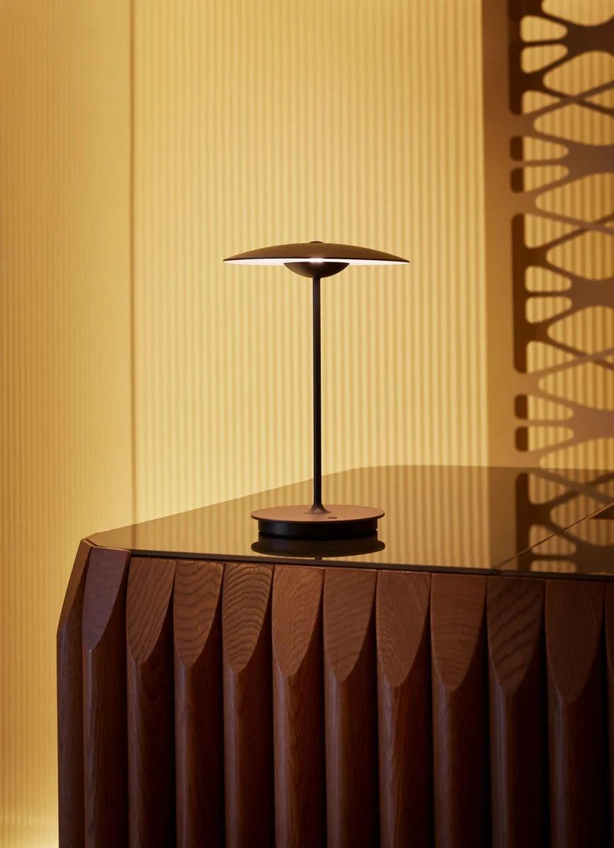 Lampa akumulatorowa GINGER mosiężny z białym wykończeniem Marset Eye on Design