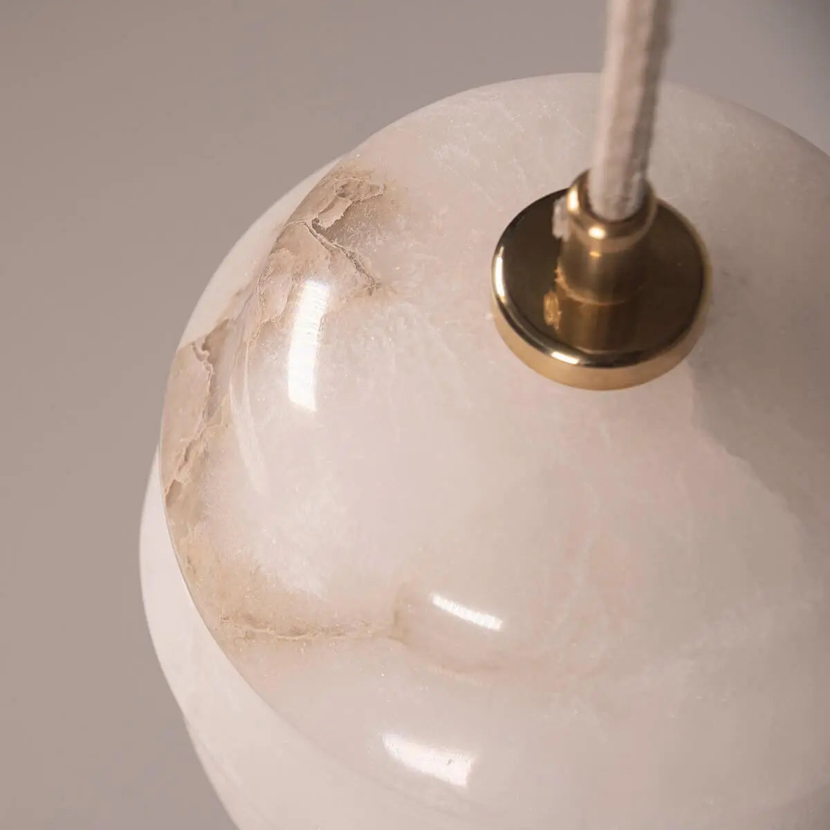 Lampa alabastrowa wisząca KALLIOPE mosiężny – marmur, Embassy Interiors