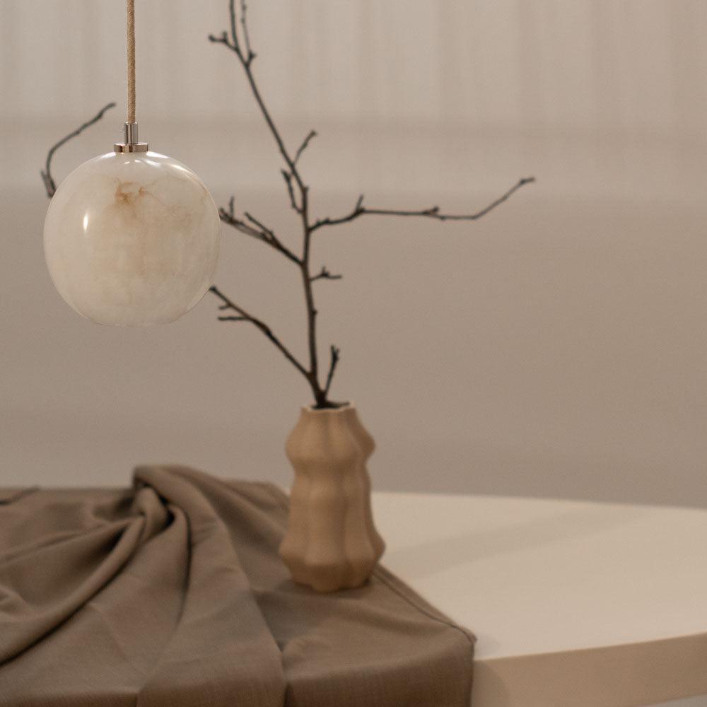 Lampa alabastrowa wisząca SELENE mosiężny Embassy Interiors Eye on Design