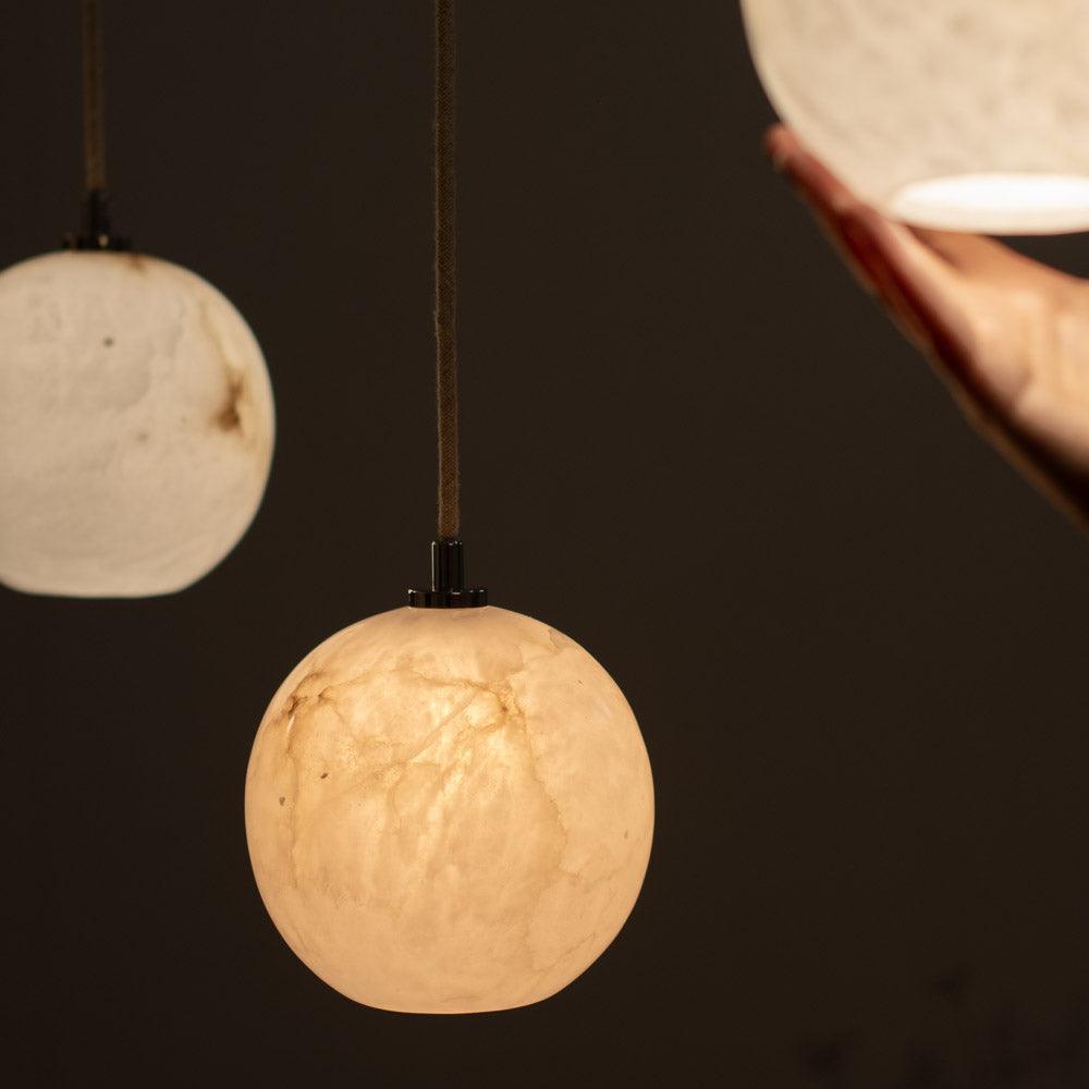 Lampa alabastrowa wisząca SELENE nikiel Embassy Interiors Eye on Design