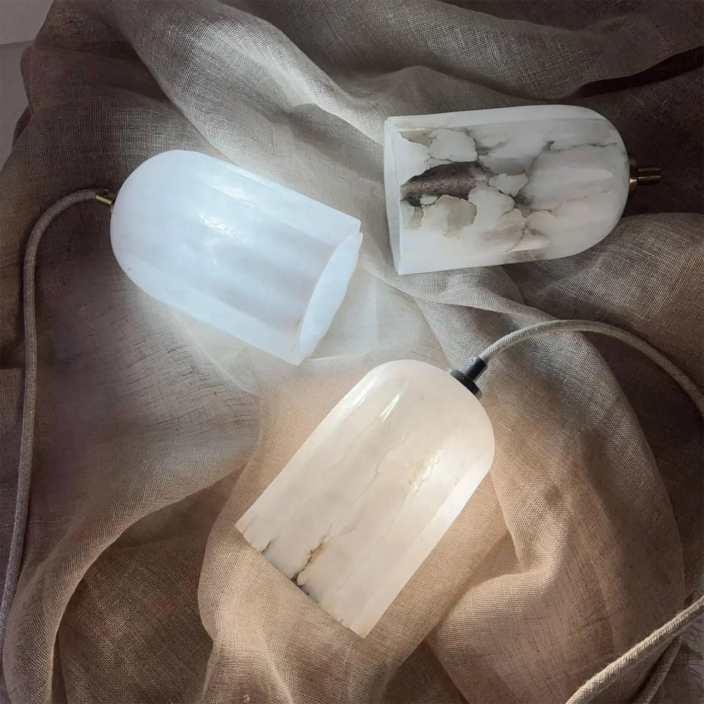 Lampa alabastrowa wisząca URANIA mosiężny – styl minimalistyczny