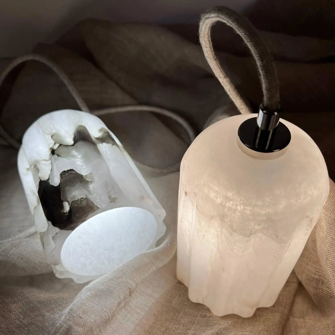 Lampa alabastrowa wisząca URANIA mosiężny, marka Embassy Interiors