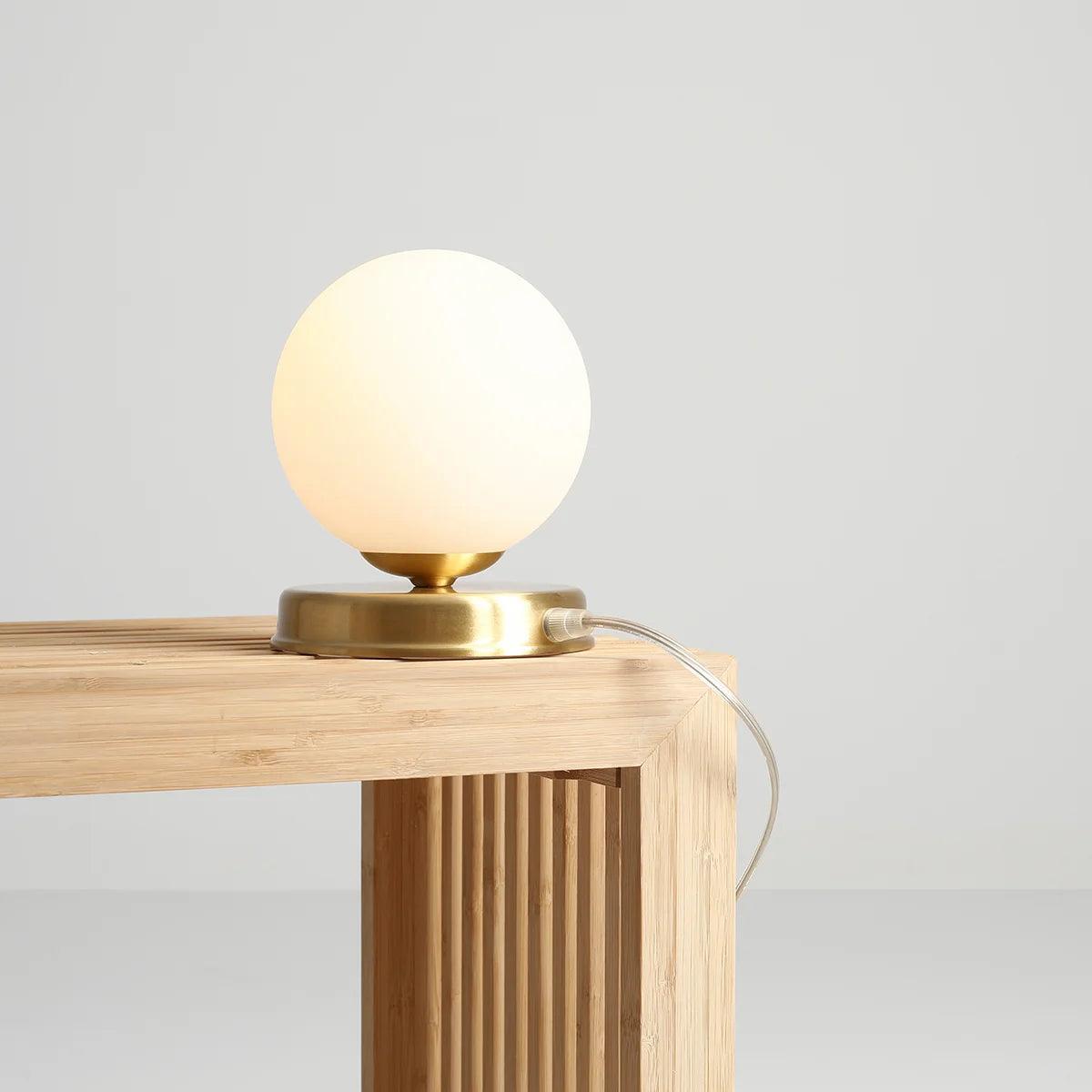 Lampa biurkowa BALL mosiężny Artera Eye on Design