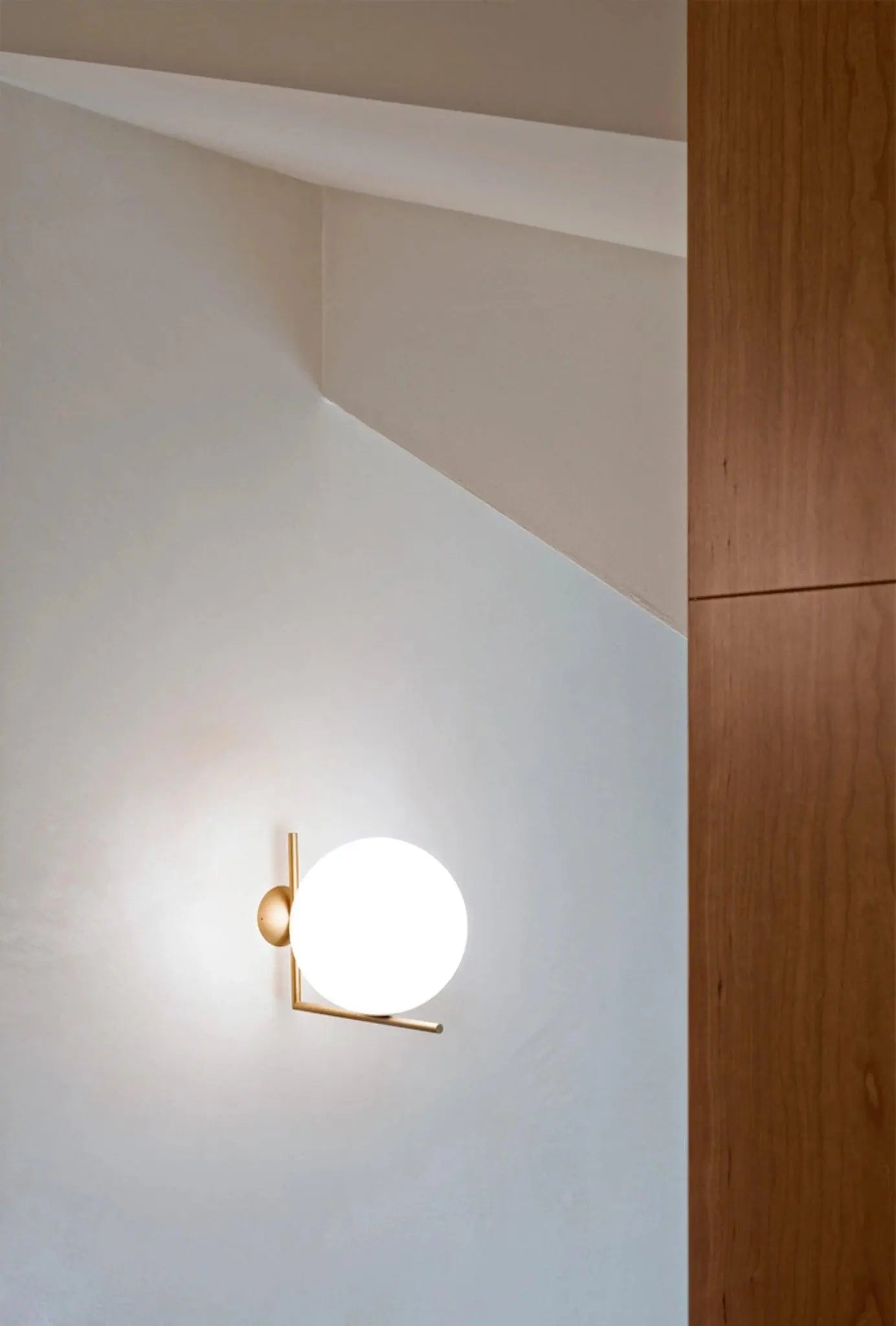 Kinkiet IC LIGHTS mosiężny – styl minimalistyczny