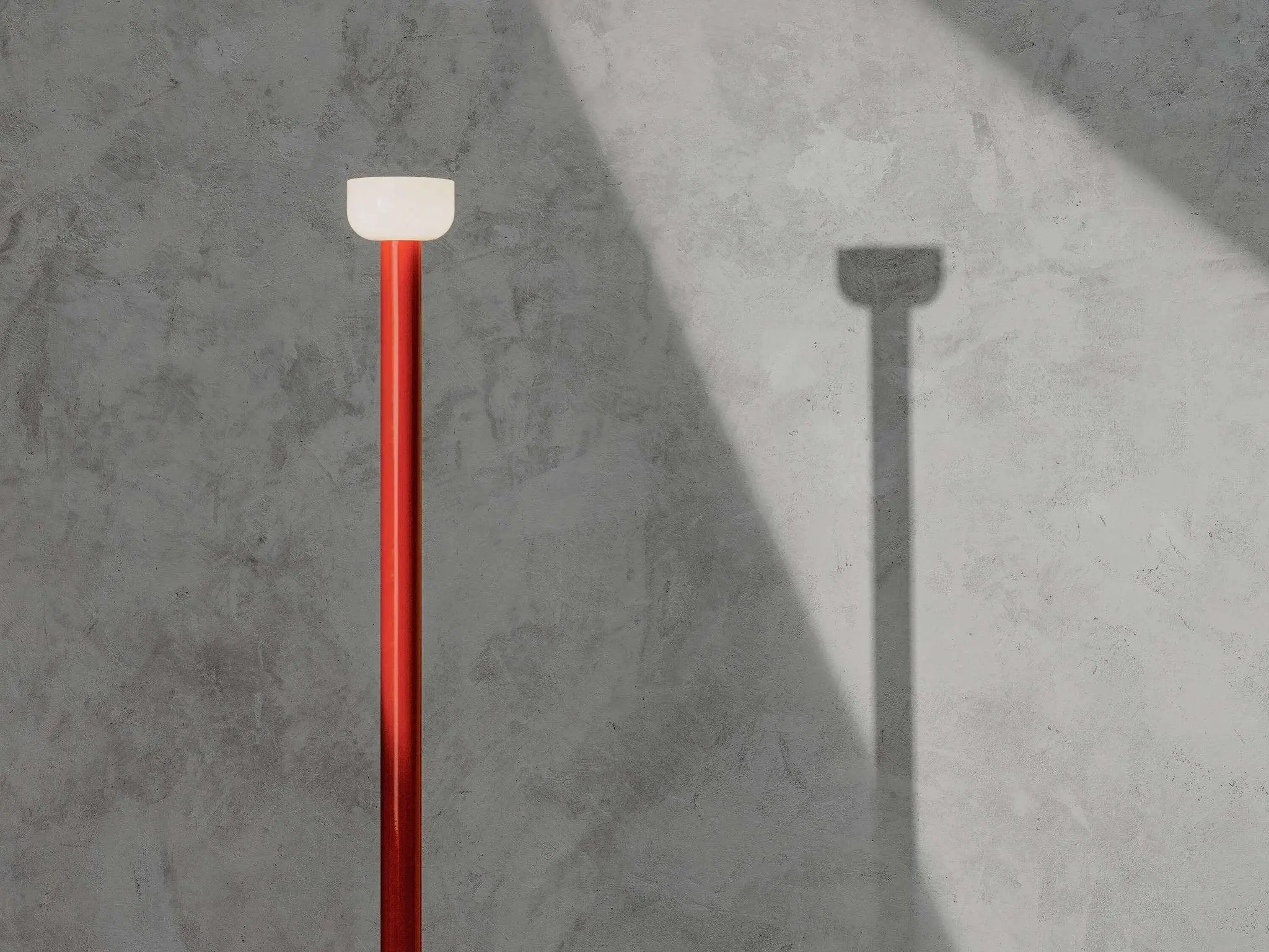 Lampa podłogowa BELLHOP ceglasty – styl nowoczesny