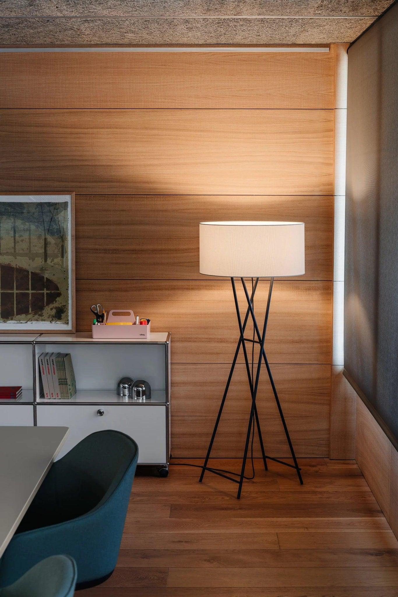 Lampa podłogowa CALA METAL podstawa metalowa Marset Eye on Design