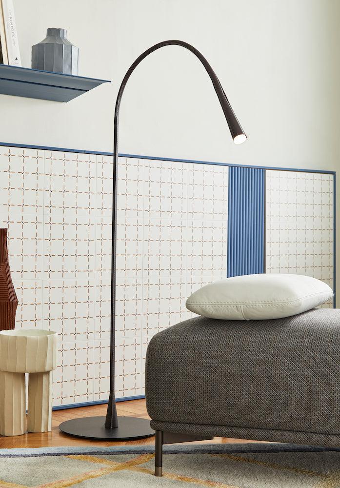 Lampa podłogowa FLEXILED czarna skóra Contardi Eye on Design