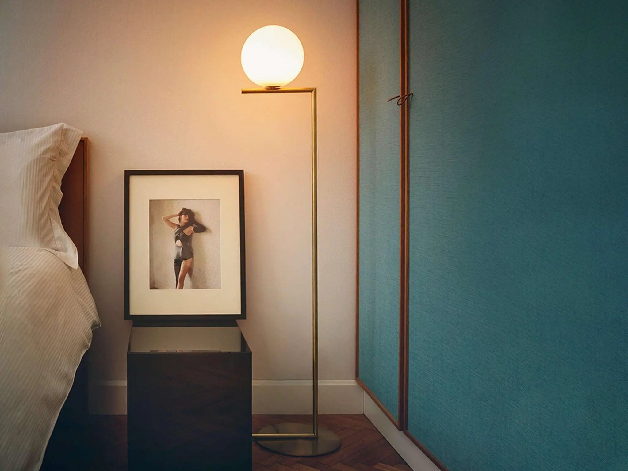 Lampa podłogowa IC LIGHTS mosiężny – styl minimalistyczny
