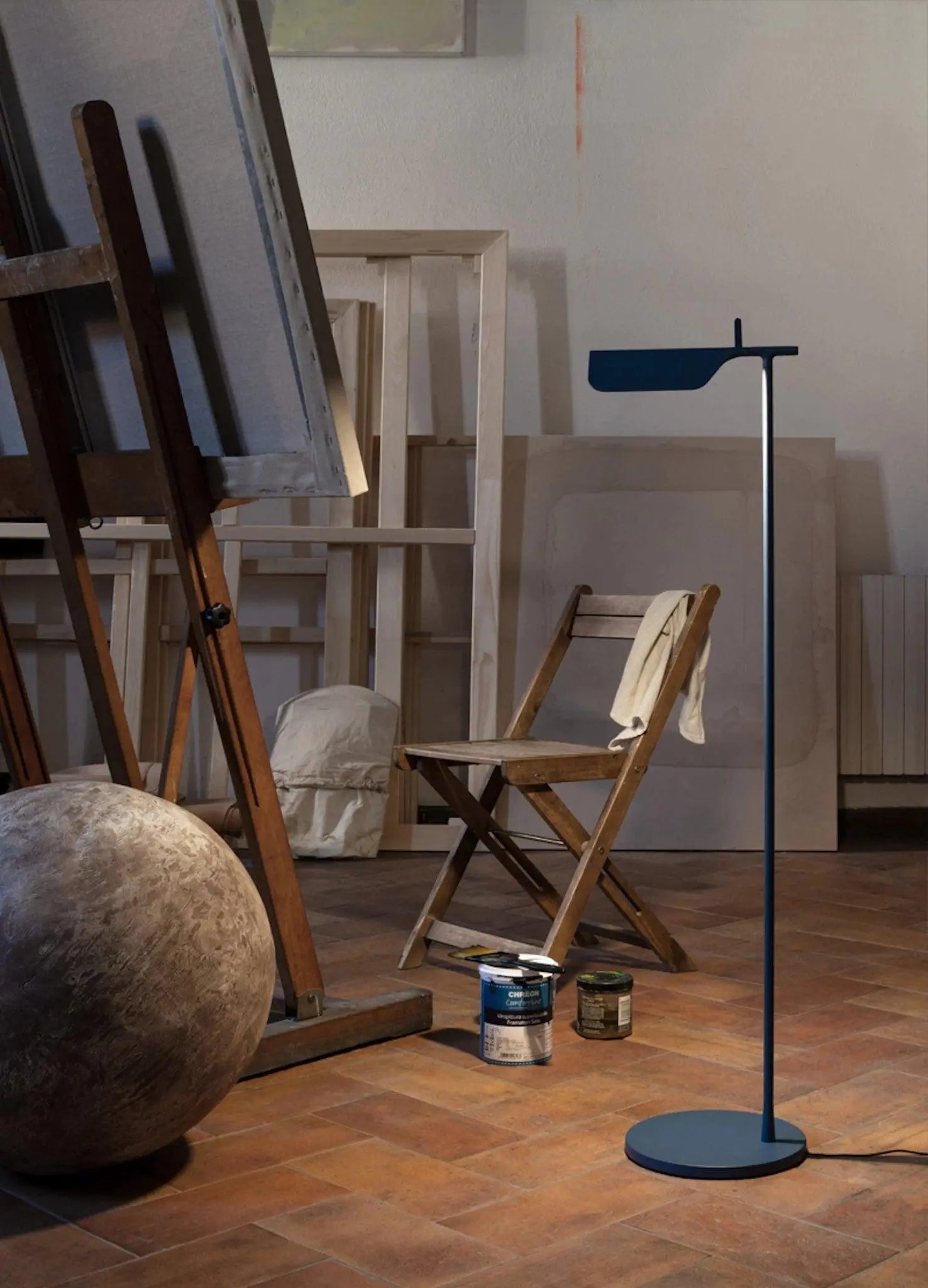 Lampa podłogowa TAB niebieski matowy, marka Flos