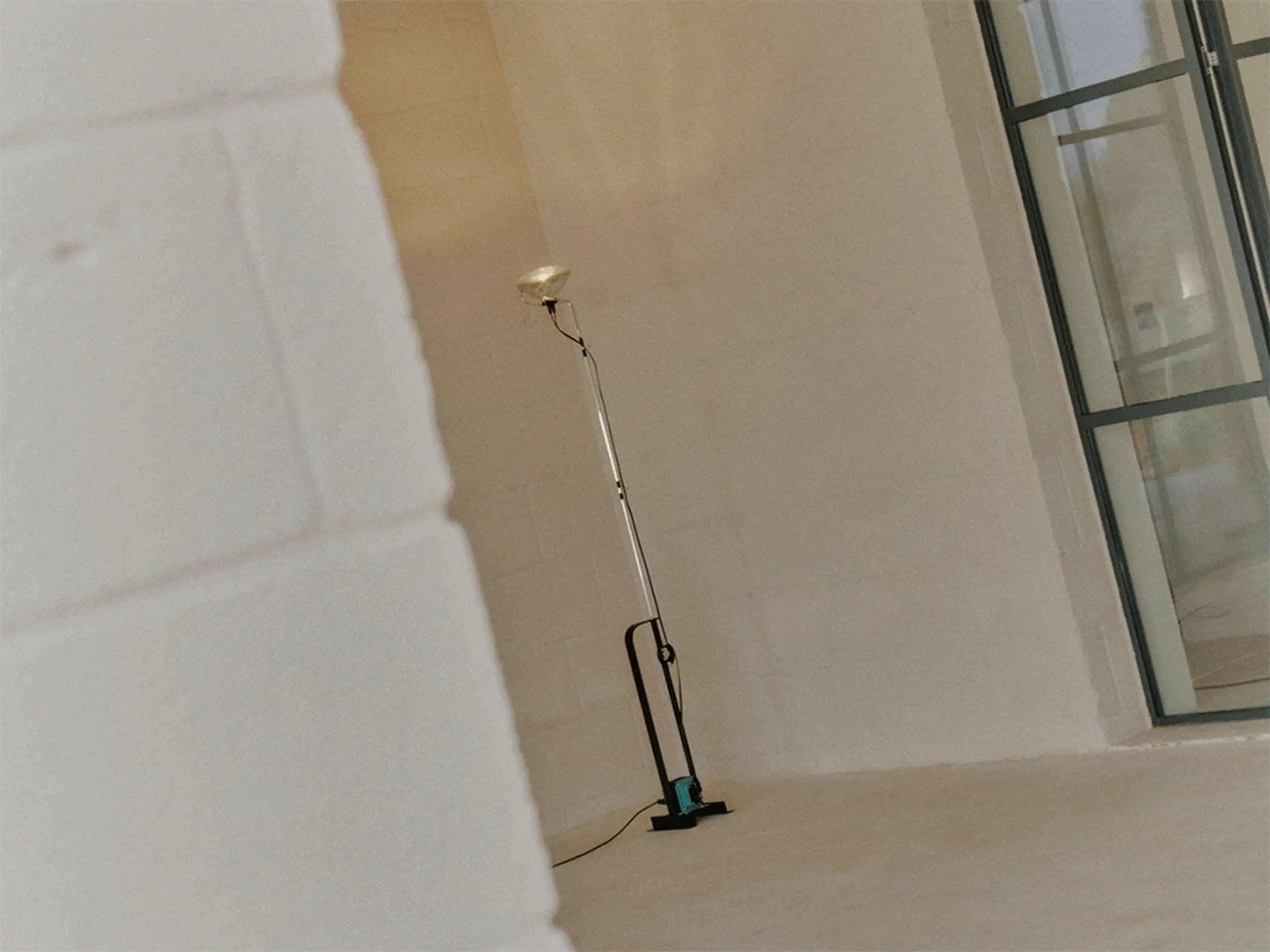 Lampa stojąca TOIO czarny matowy – Flos