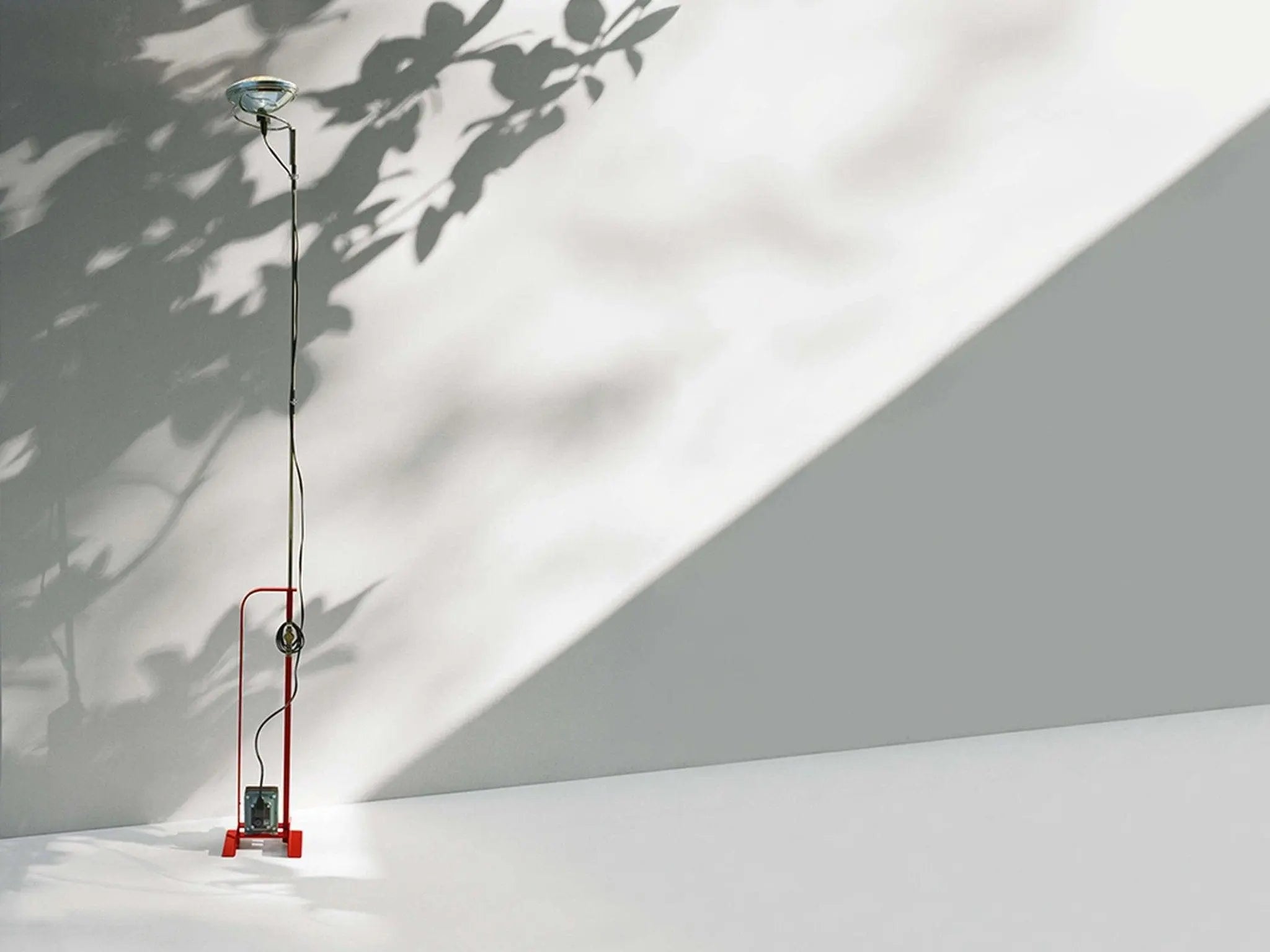 Lampa podłogowa TOIO czerwony – styl nowoczesny