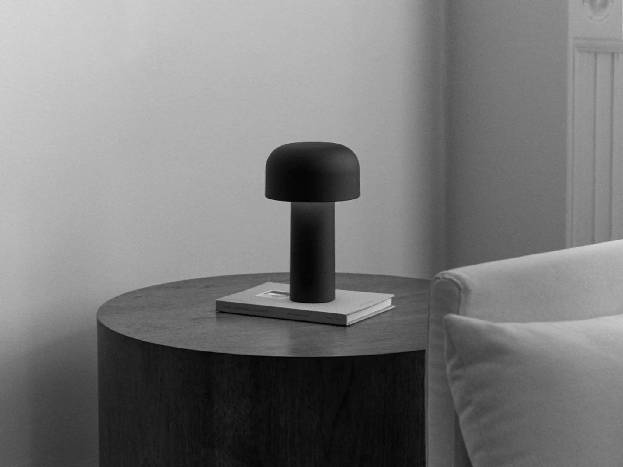 Lampa stołowa BELLHOP czarny matowy – styl nowoczesny