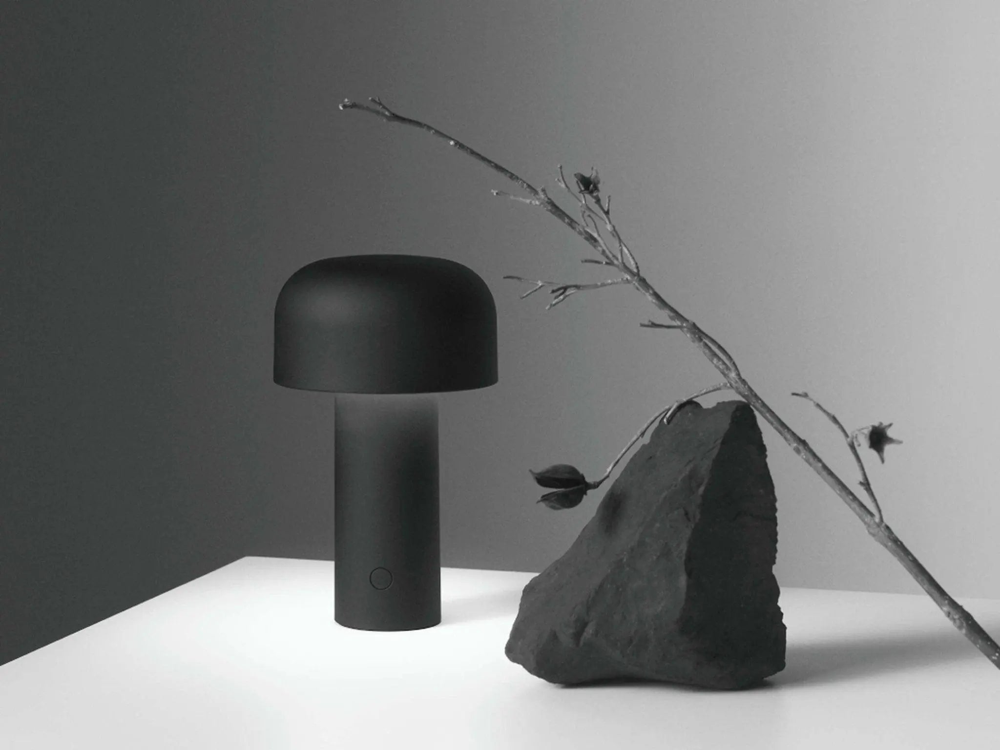 Lampa stołowa BELLHOP czarny matowy – Flos