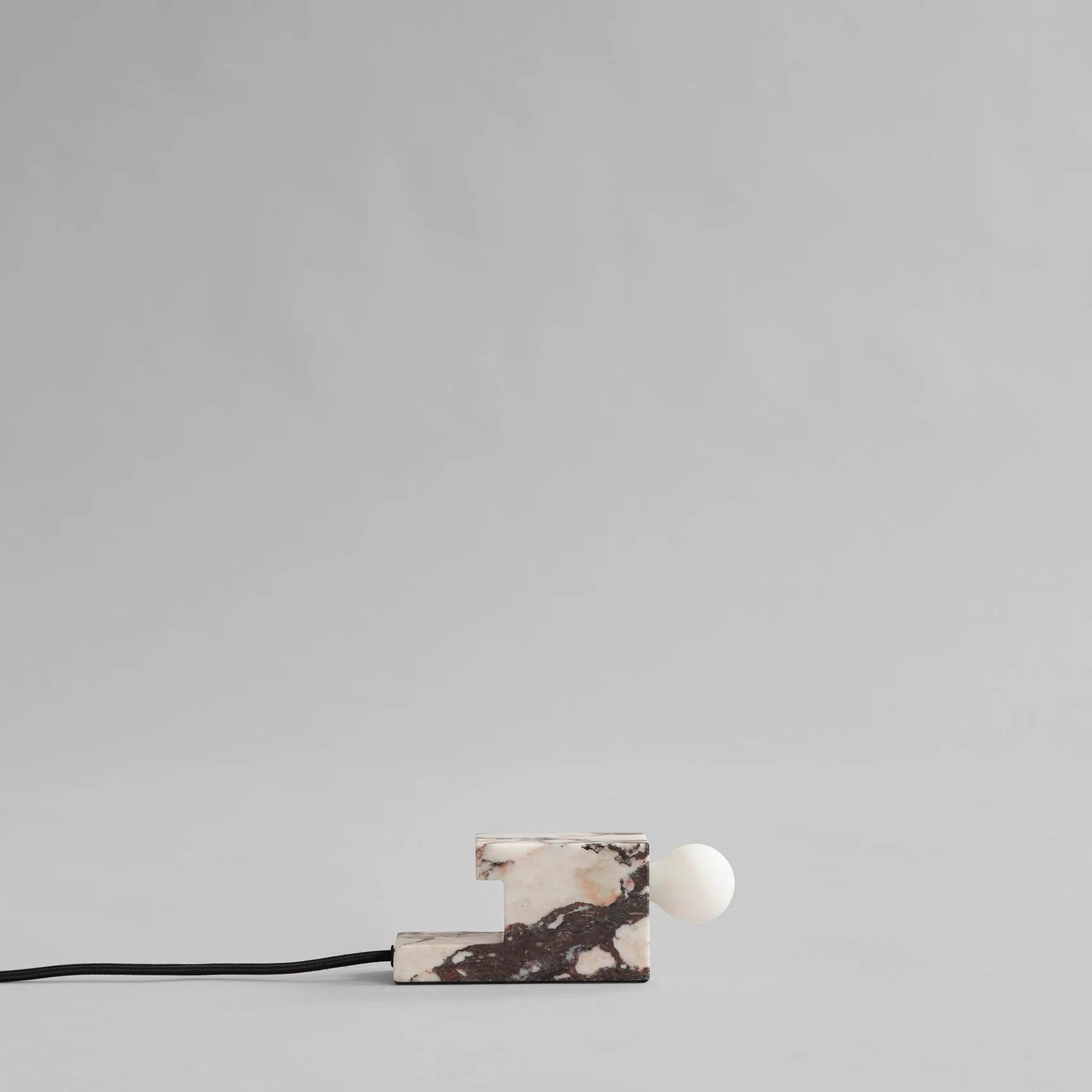 Lampa stołowa BRICK LOW marmurowy 101 Copenhagen Eye on Design