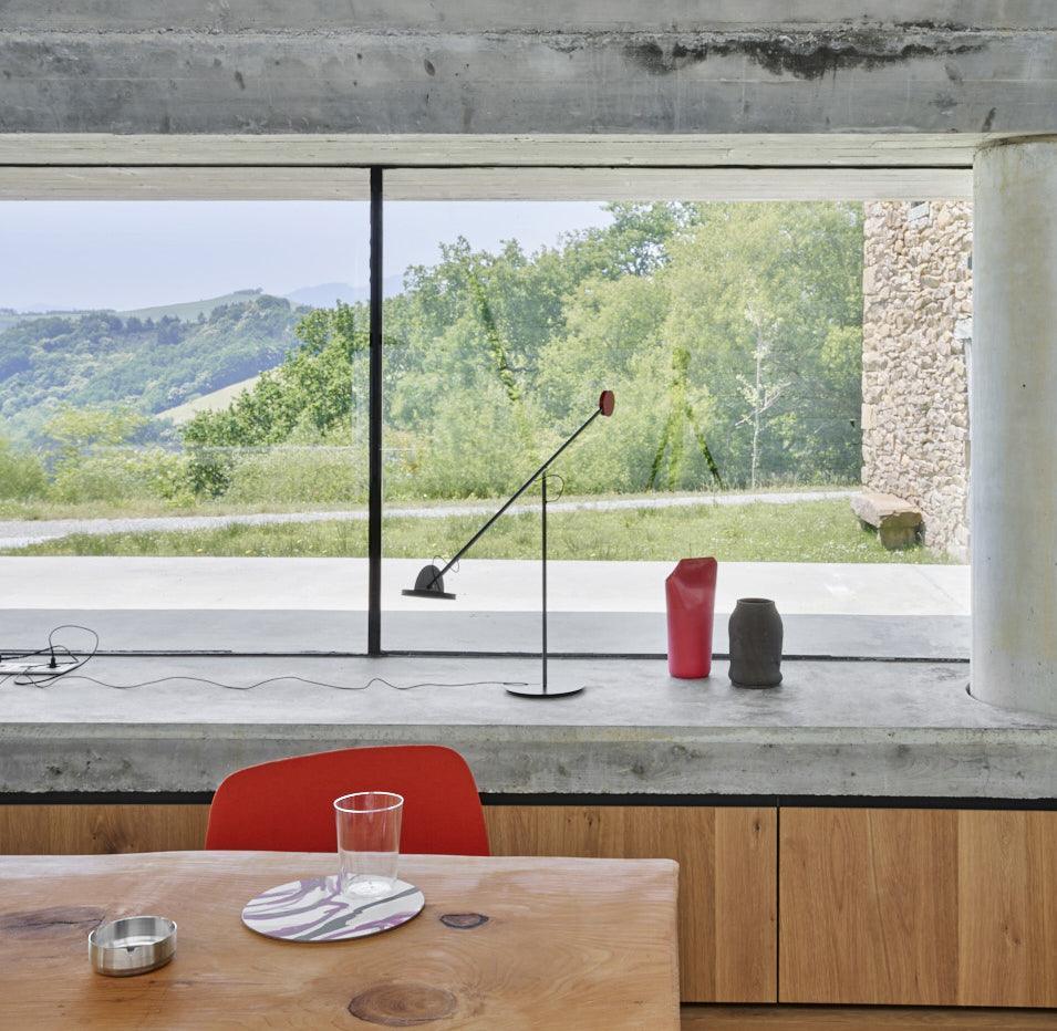 Lampa stołowa COPERNICA grafitowy z czerwonym wykończeniem Marset Eye on Design