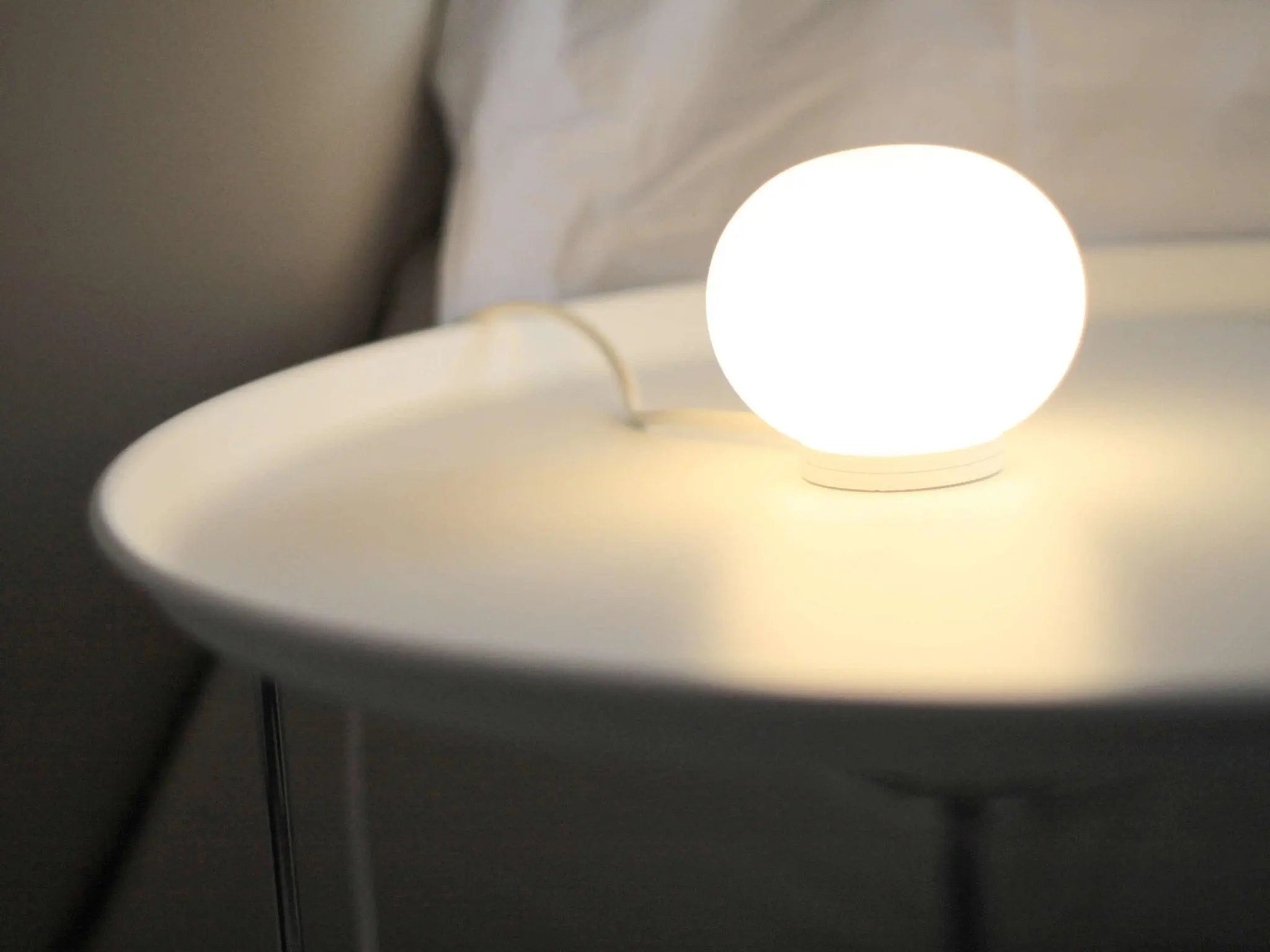 Lampa stołowa GLO-BALL biały – szkło, Flos