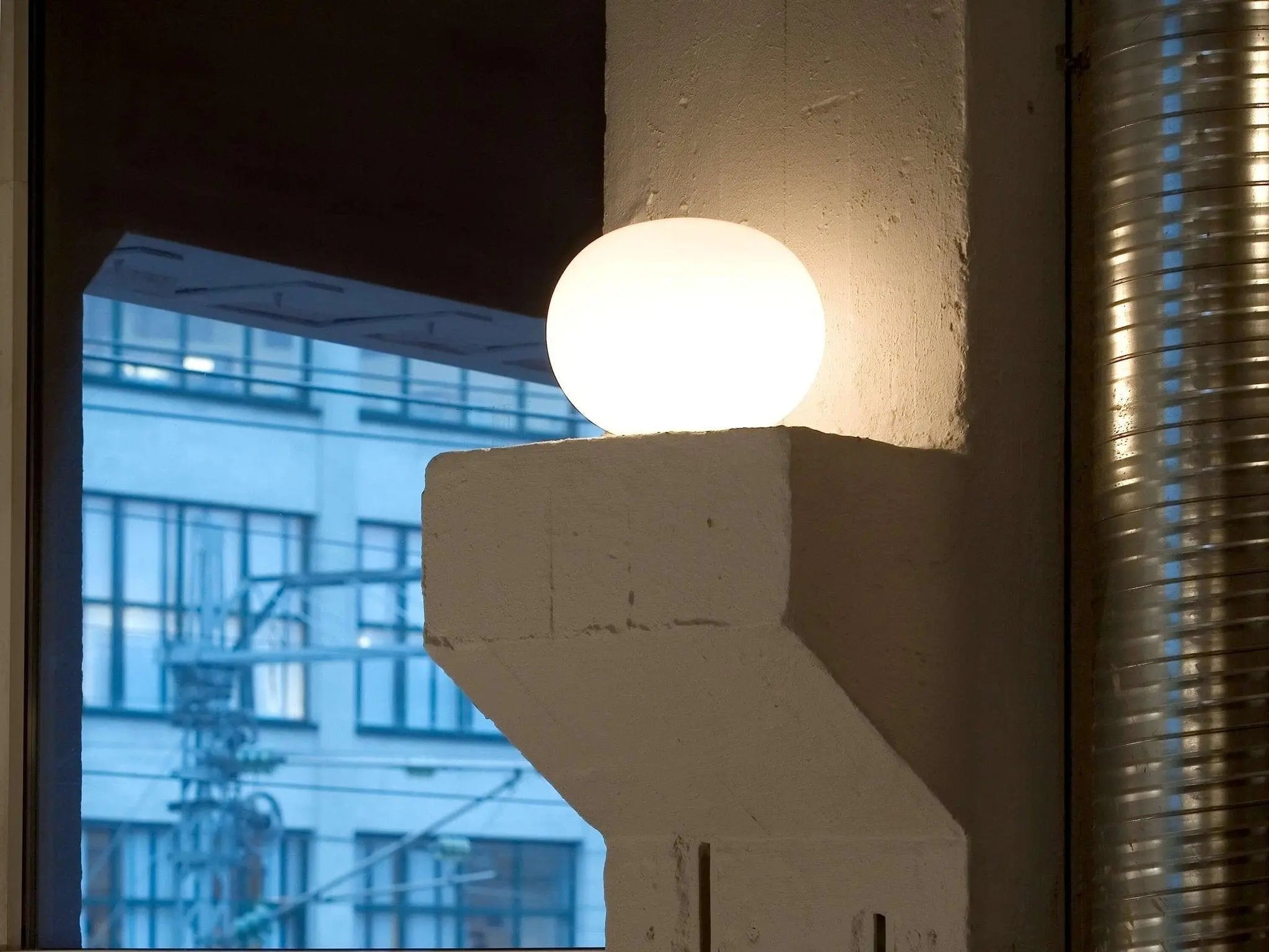 Lampa stołowa GLO-BALL biały – szkło, Flos
