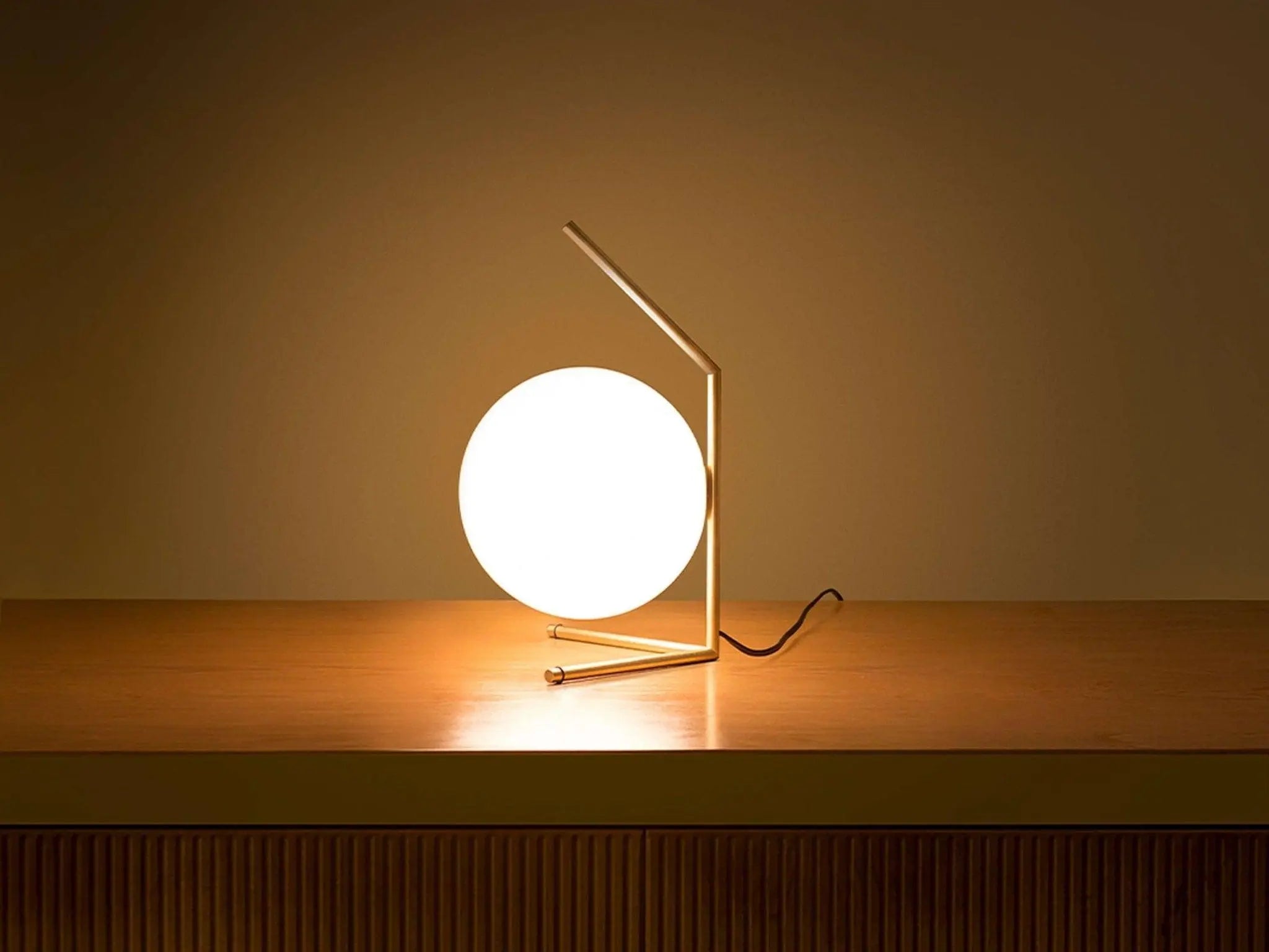 Lampa stołowa IC LIGHTS LOW mosiężny – mosiądz, Flos