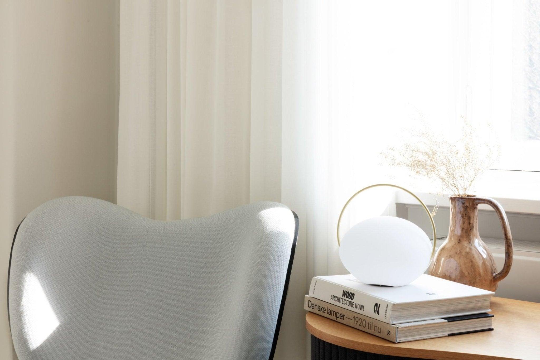 Lampa stołowa przenośna ORBIT mleczny ze złotym UMAGE Eye on Design