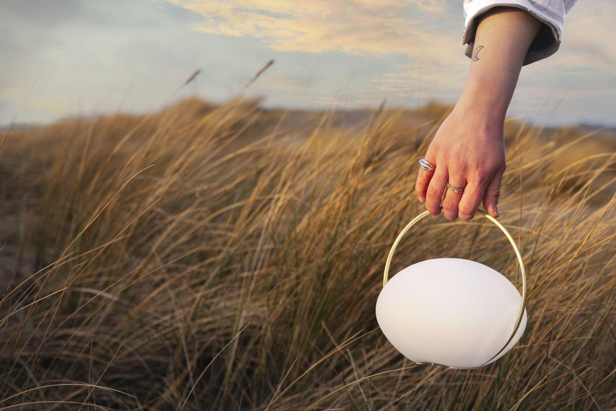 Lampa stołowa przenośna ORBIT mleczny ze złotym UMAGE Eye on Design