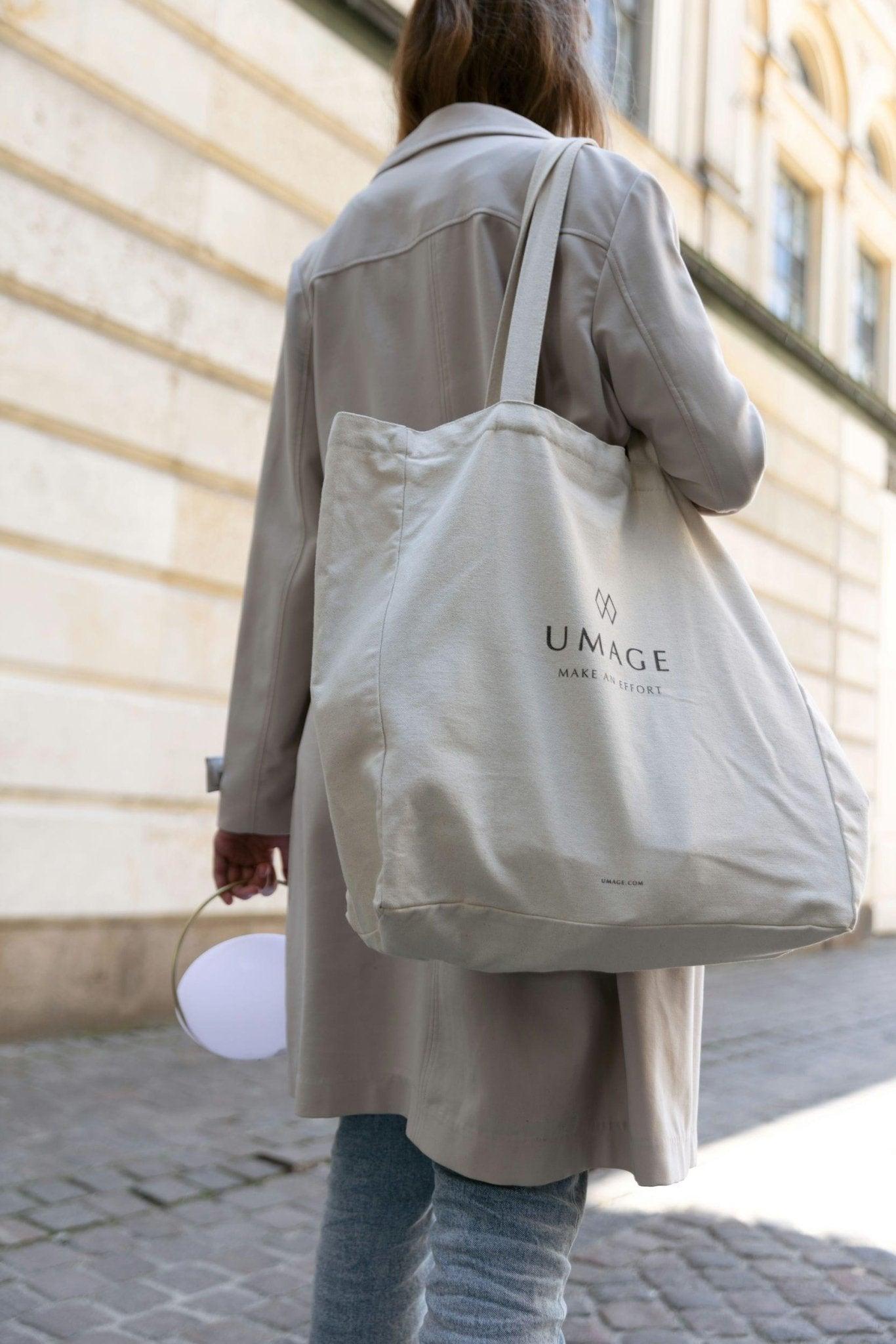 Lampa stołowa przenośna ORBIT mleczny ze złotym UMAGE Eye on Design