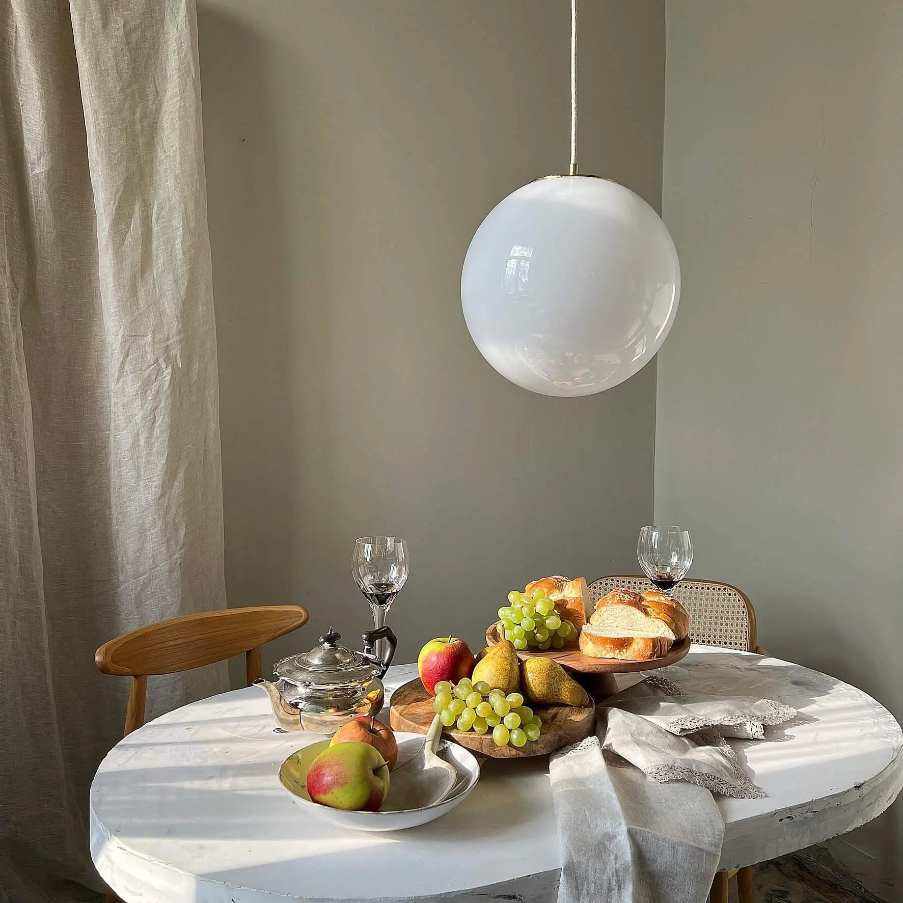 Lampa wisząca BIAŁA KULA nikiel – Embassy Interiors