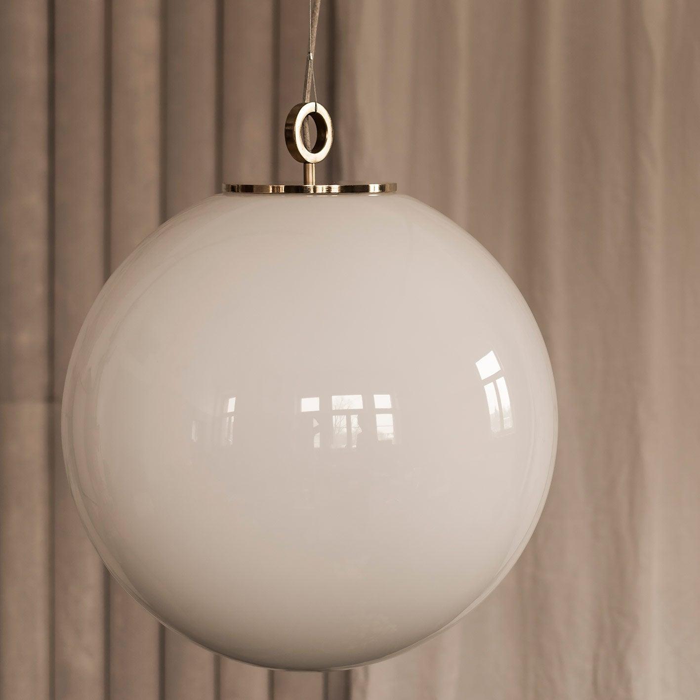 Lampa wisząca duża BIAŁA KULA mosiężny Embassy Interiors Eye on Design
