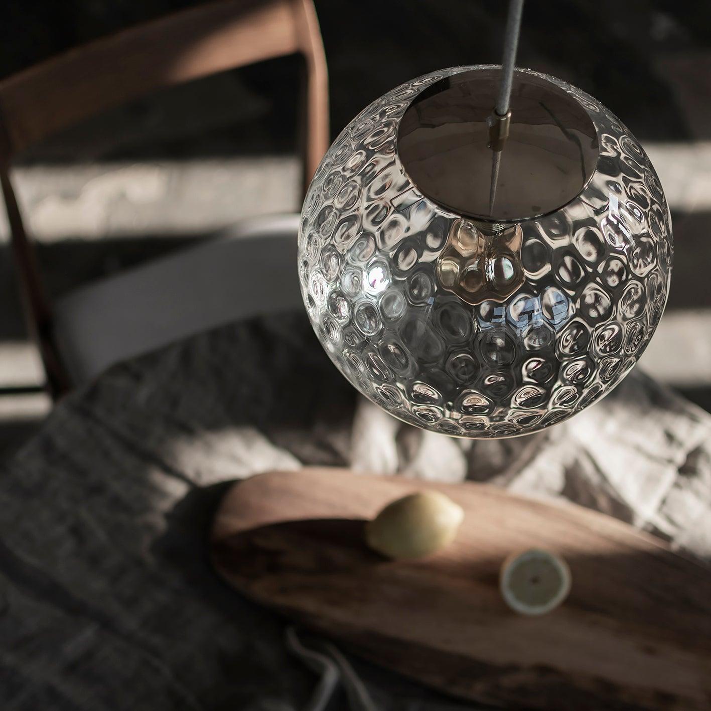 Lampa wisząca KULA REFLEKSYJNA mosiężny Embassy Interiors Eye on Design