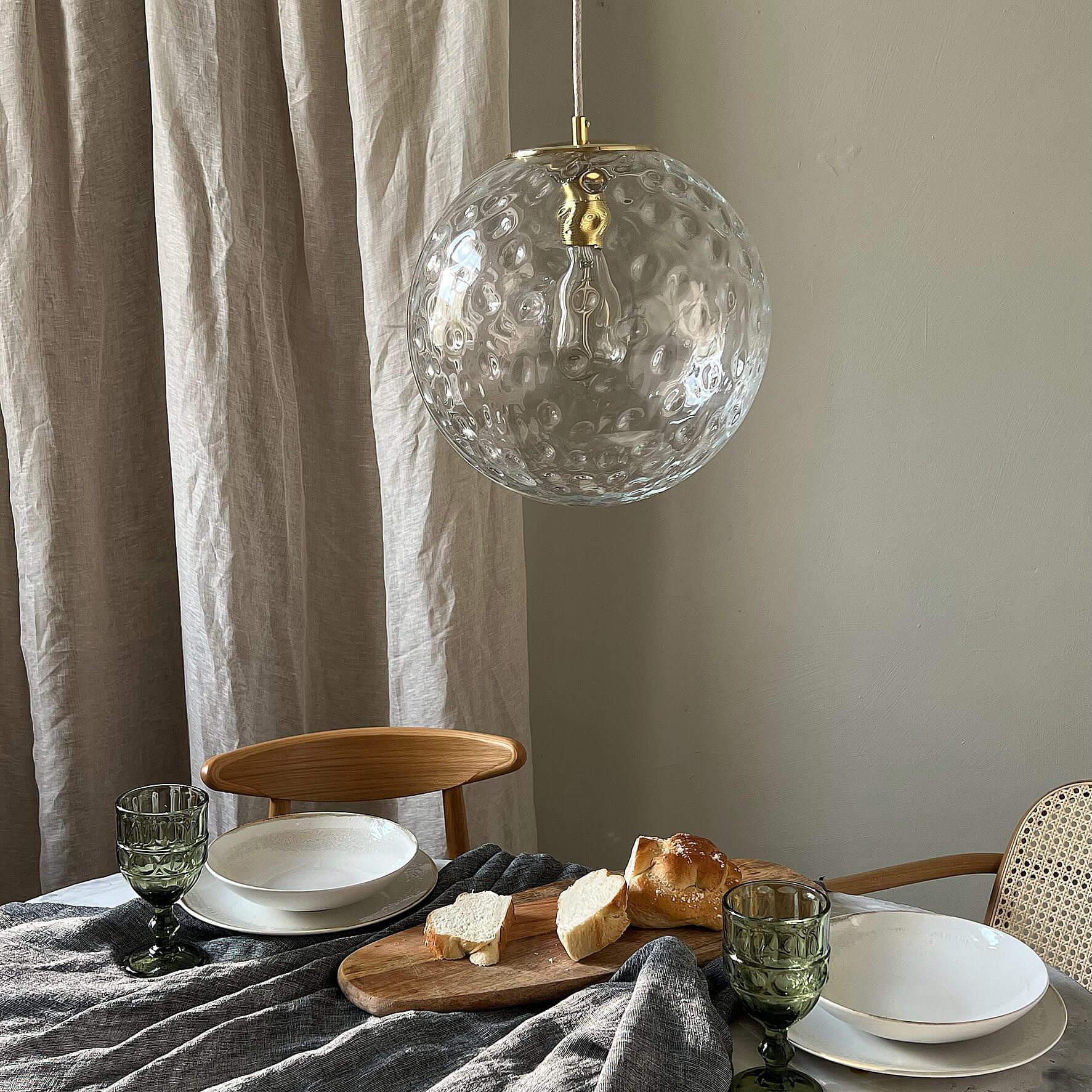 Lampa wisząca KULA REFLEKSYJNA mosiężny Embassy Interiors Eye on Design