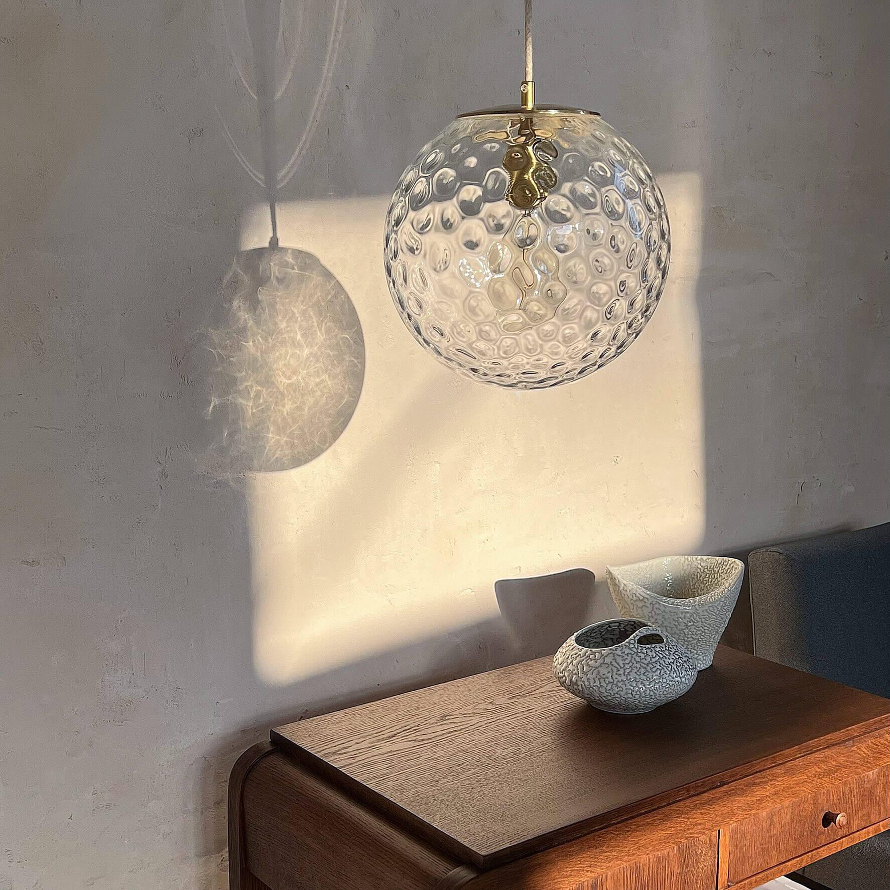 Lampa wisząca KULA REFLEKSYJNA mosiężny Embassy Interiors Eye on Design