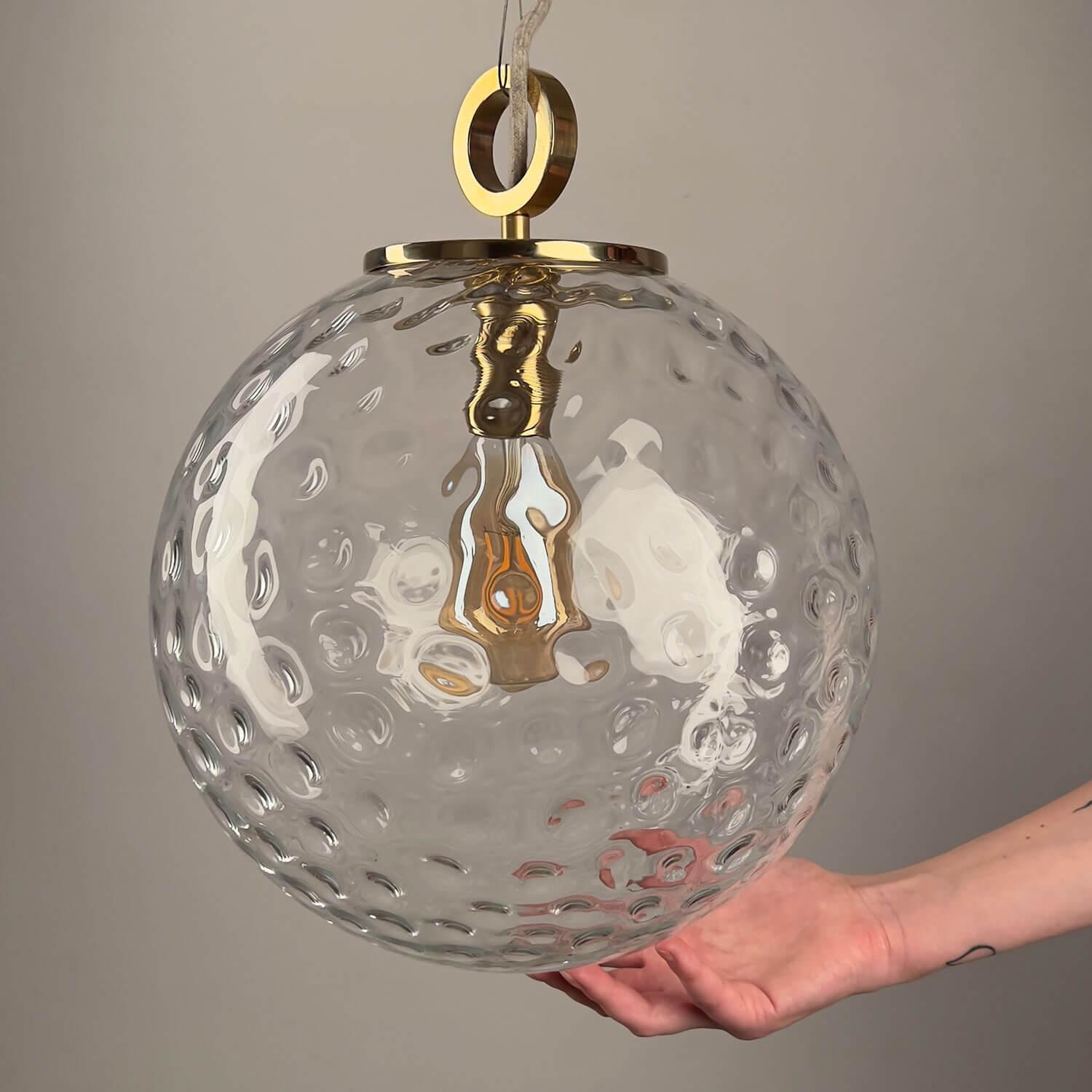 Lampa wisząca KULA REFLEKSYJNA mosiężny Embassy Interiors Eye on Design