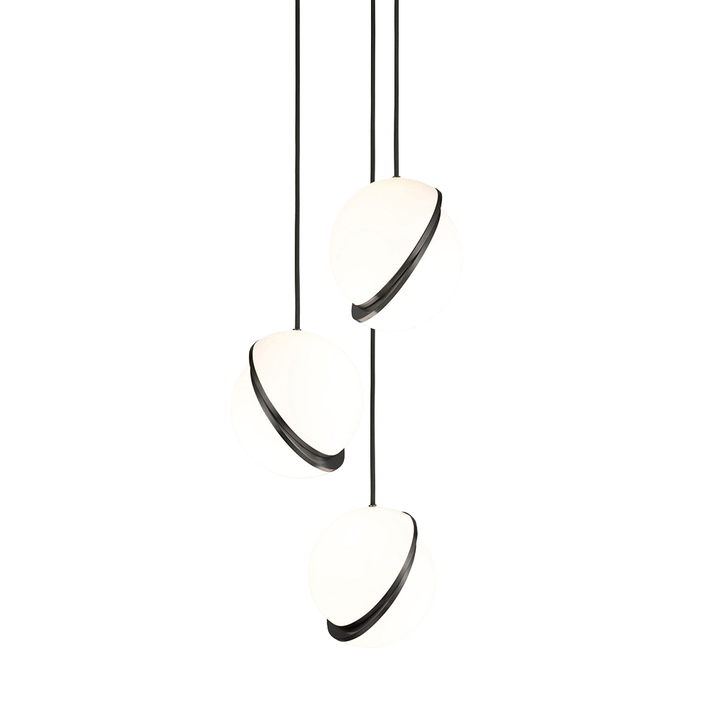 Lampa visící 3-bodová CRESCENT s opálovým stínidlem a černěným mosazným detailem.