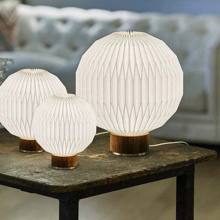 Lampa stołowa MODEL 375 biały z dymioną dębową podstawą – Le Klint