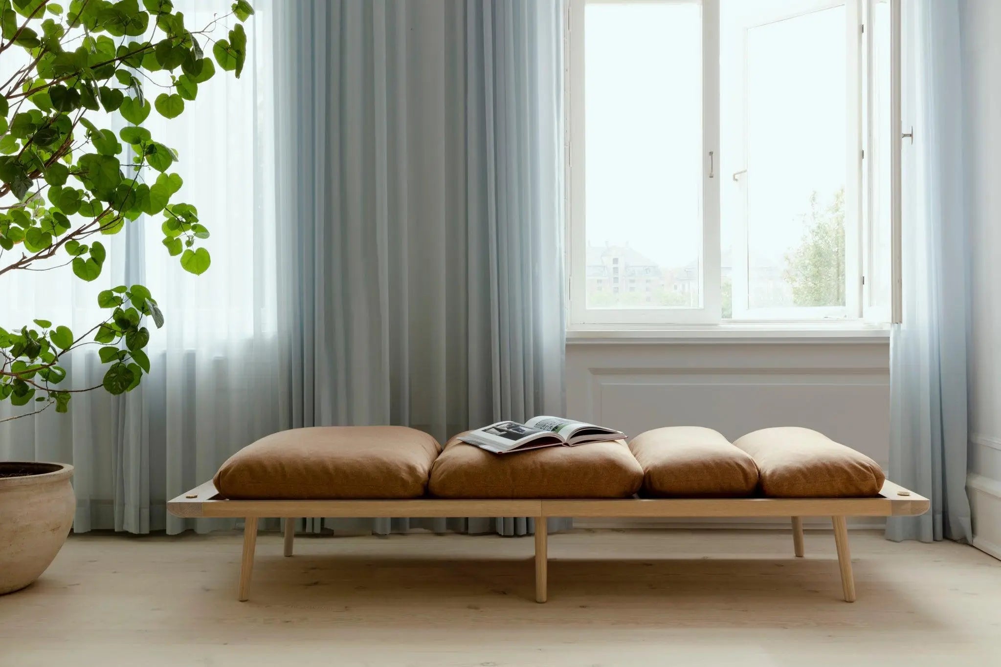Leżanka LOUNGE AROUND baby blue z ciemno dębową podstawą – drewno dębowe