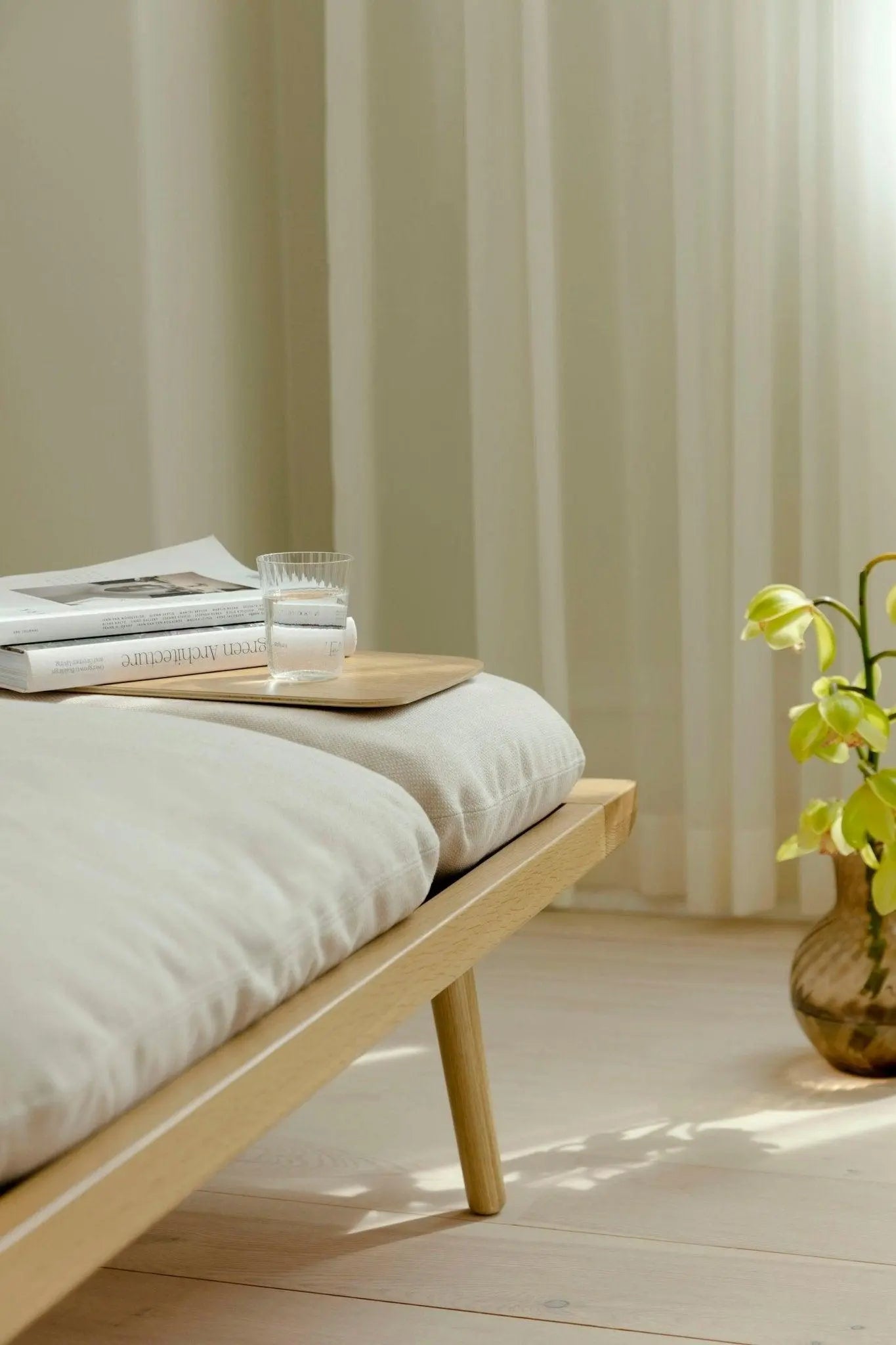 Leżanka LOUNGE AROUND baby blue z dębową podstawą – drewno dębowe