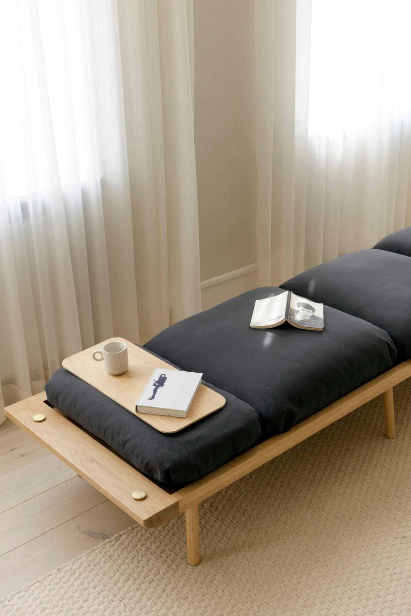 Leżanka LOUNGE AROUND karmelowy z ciemno dębową podstawą – drewno dębowe, Umage