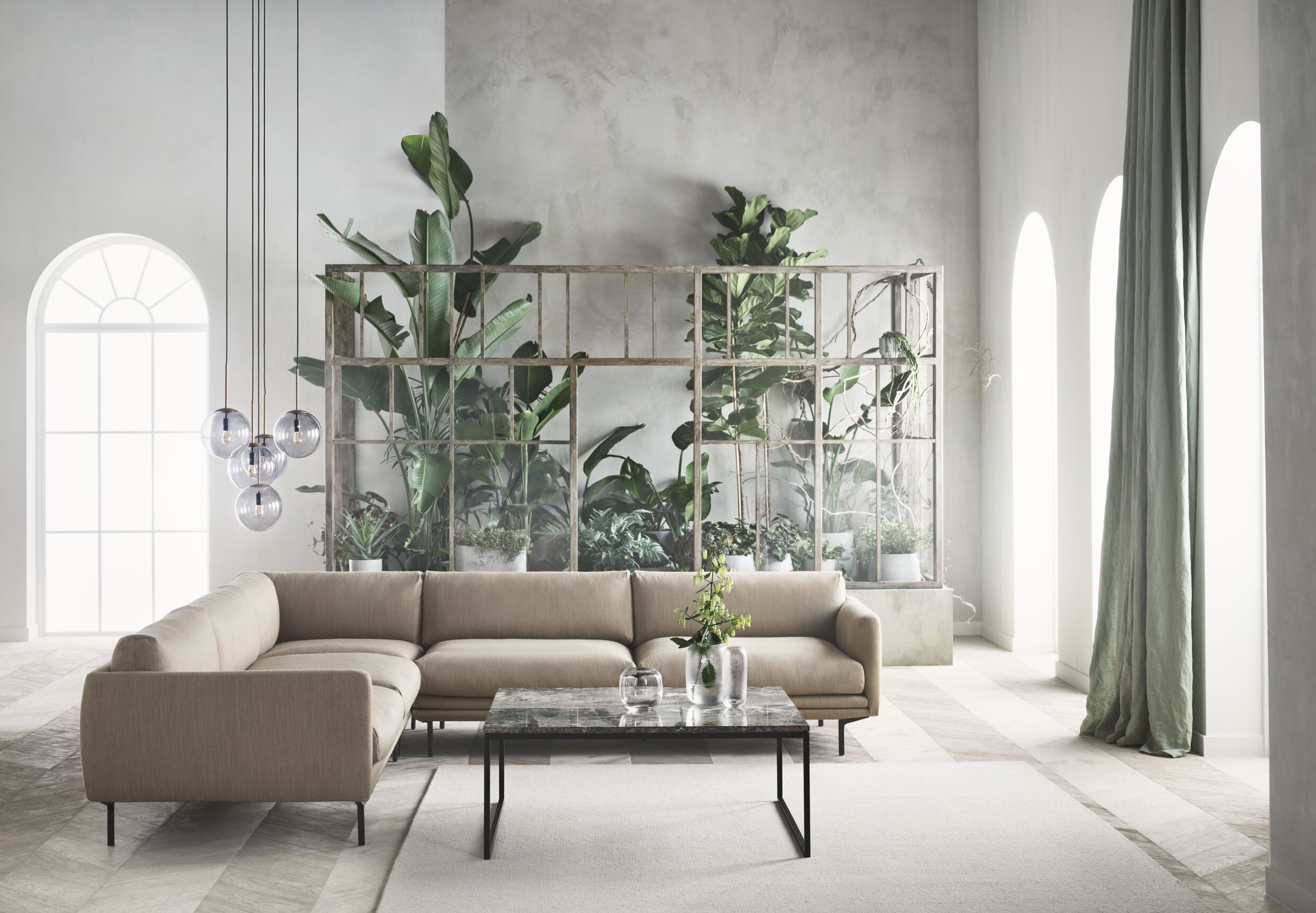 Symetrický rohový gauč LOMI s kovovým podstavcem