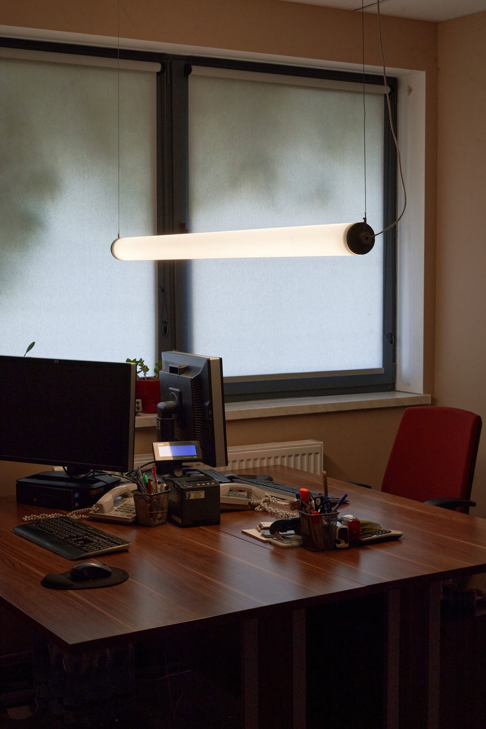 LONGA horizontal pendant lamp with a milky shade and concrete detail