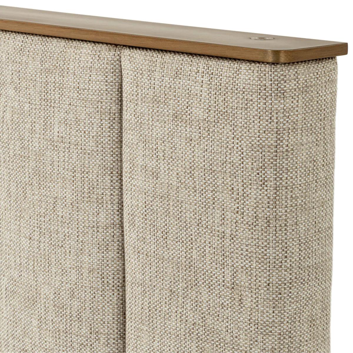 Łóżko tapicerowane ELISIO beżowy z mosiężnym wykończeniem Eichholtz Eye on Design