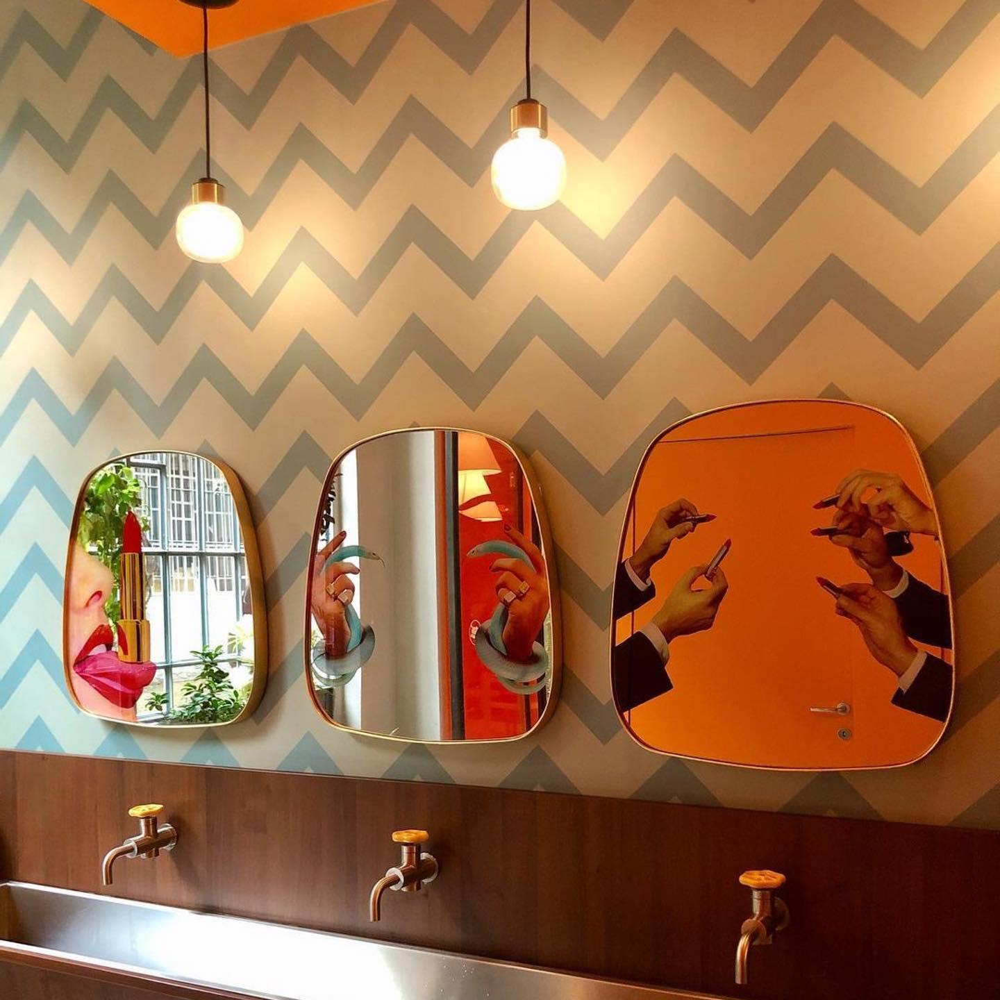 Lustro dekoracyjne TONGUE w złotej ramie Seletti Eye on Design