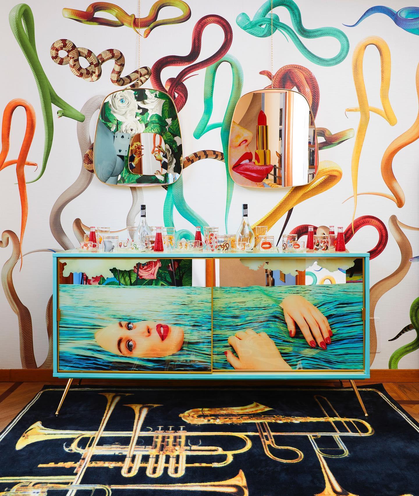 Lustro dekoracyjne TONGUE w złotej ramie Seletti Eye on Design